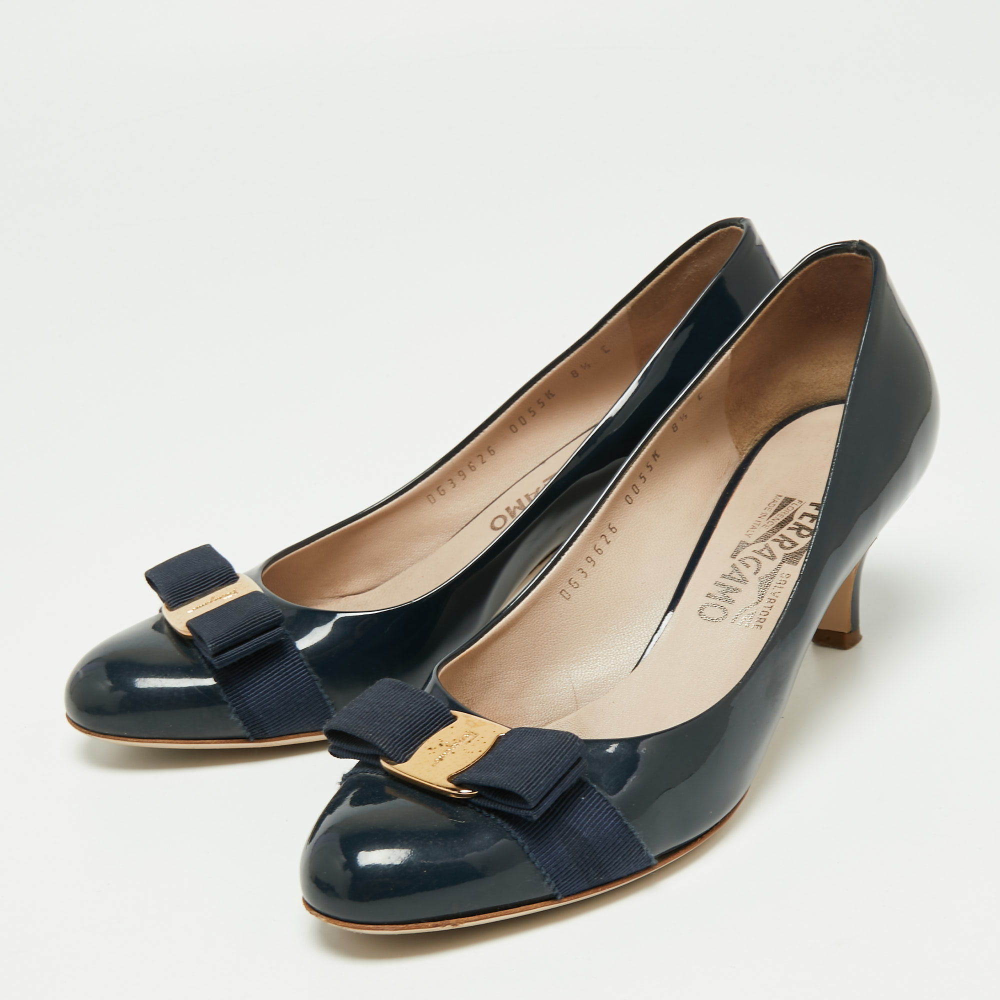 

Salvatore Ferragamo Midnight Blue Patent Leather Vara Bow Pumps Size, Navy blue