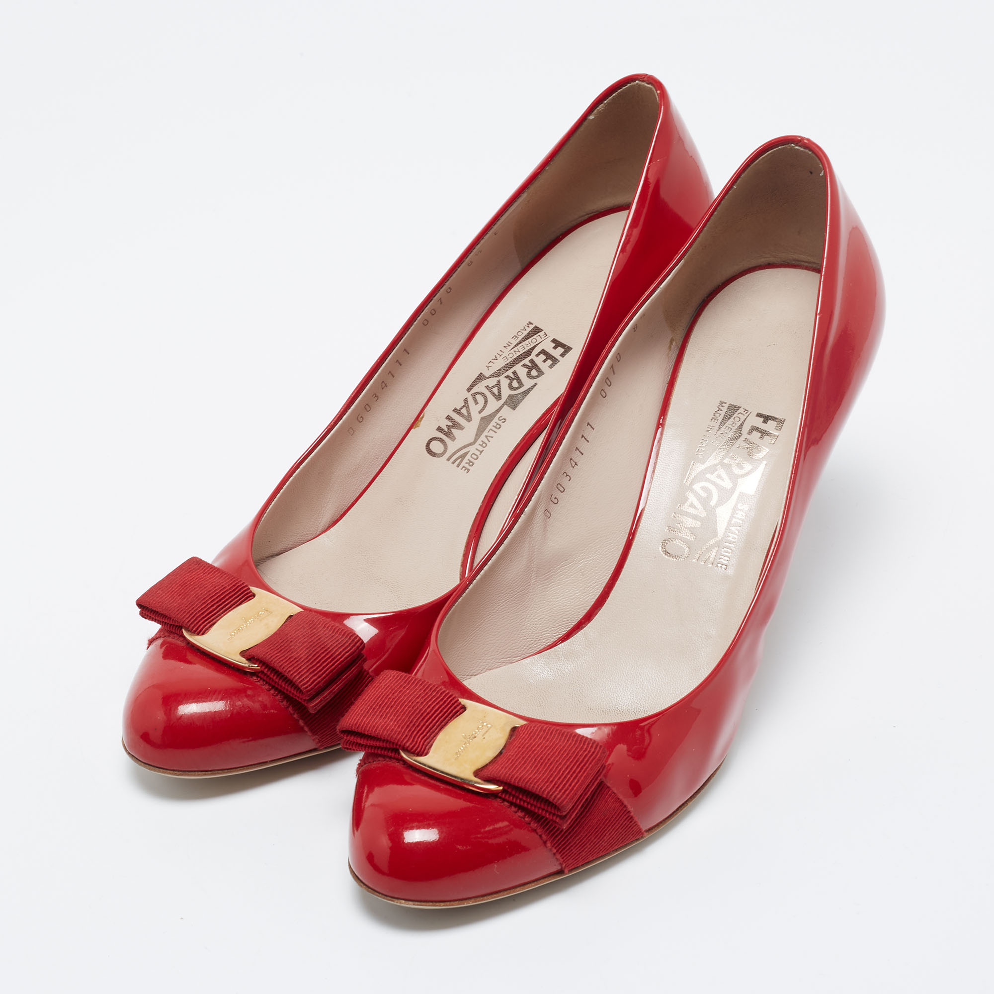 

Salvatore Ferragamo Red Patent Leather Vara Bow Pumps Size