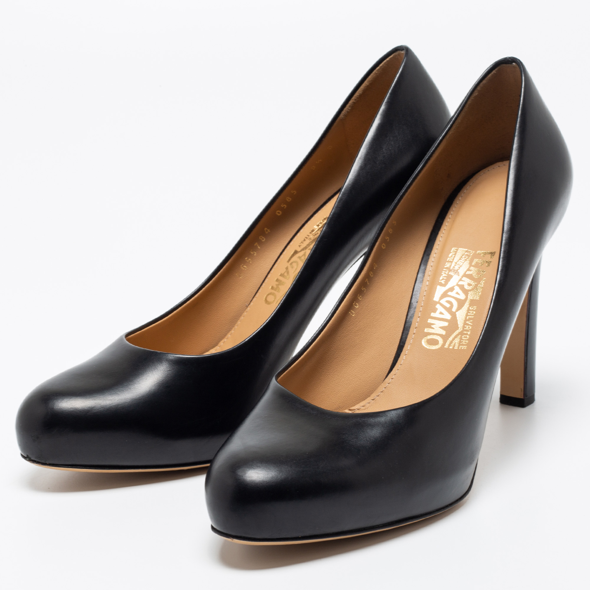 

Salvatore Ferragamo Black Leather Leo Pumps Size