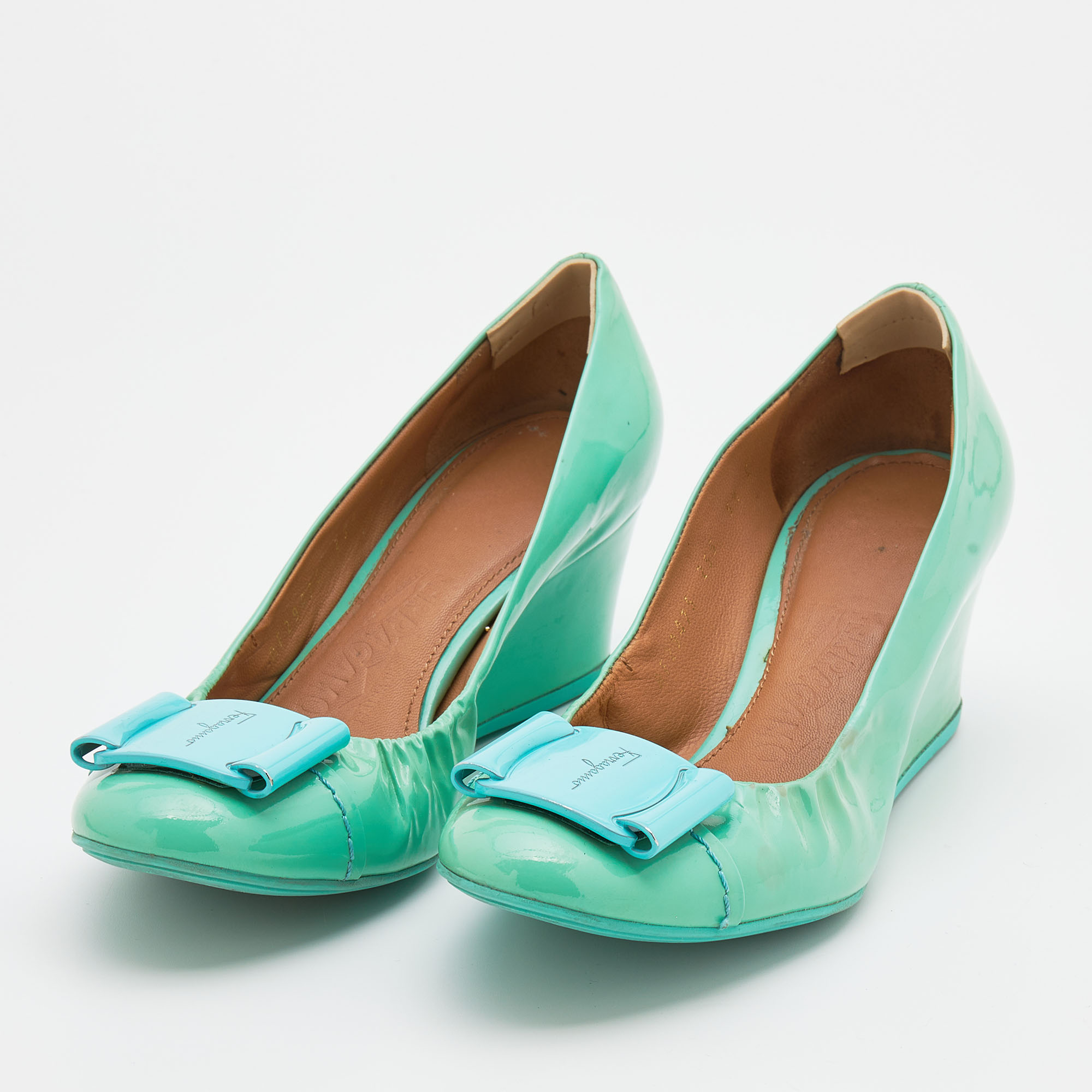 

Salvatore Ferragamo Mint Green Patent Leather Silda Vara Plaque Wedge Pumps Size