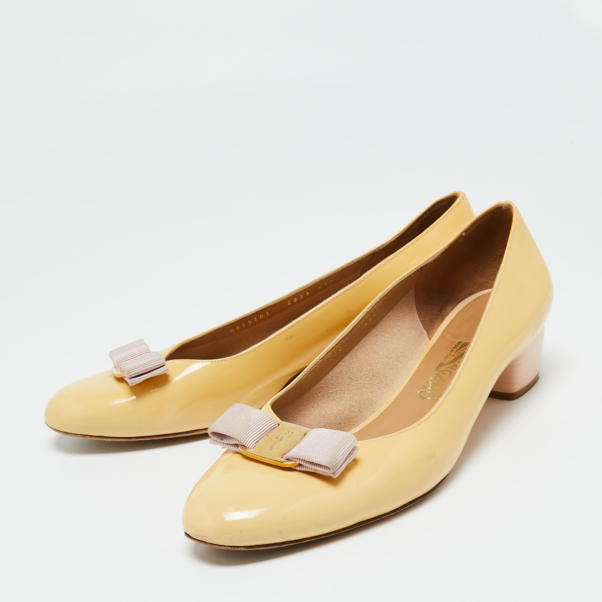 

Salvatore Ferragamo Beige/Cream Patent Leather Vara Bow Block Heel Pumps Size