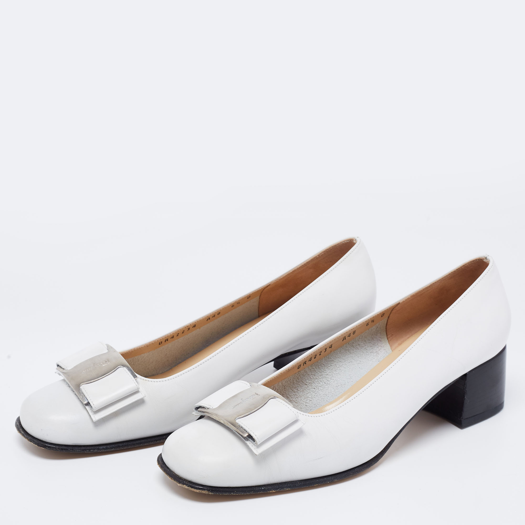

Salvatore Ferragamo White Leather Bow Pumps Size