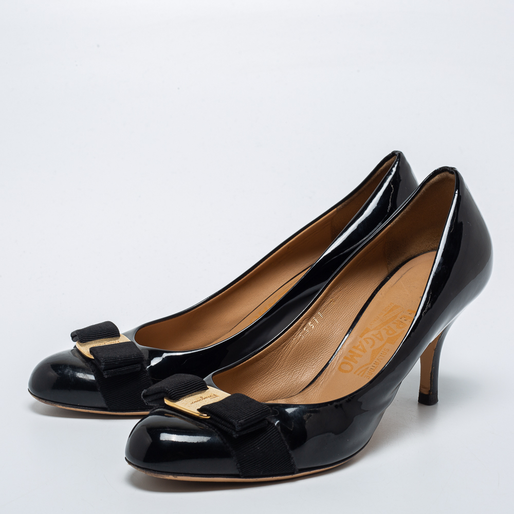 

Salvatore Ferragamo Black Patent Leather Vara Bow Pumps Size