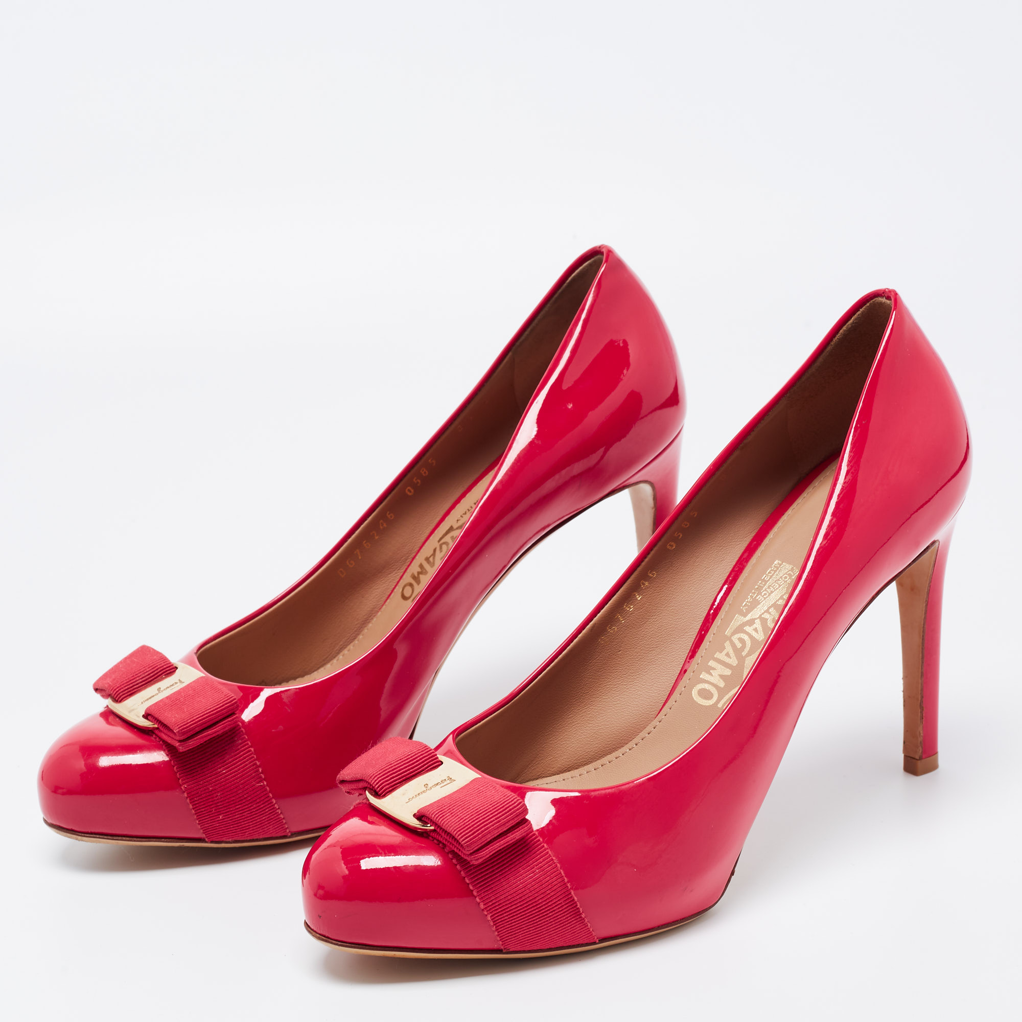 

Salvatore Ferragamo Red Patent Leather Vara Bow Pumps Size