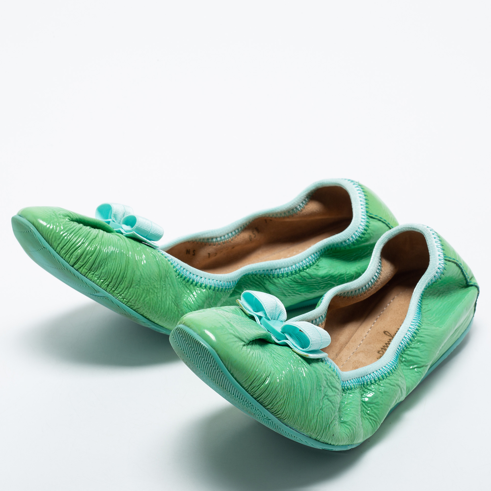 

Salvatore Ferragamo Green Leather Bow Scrunch Ballet Flats Size