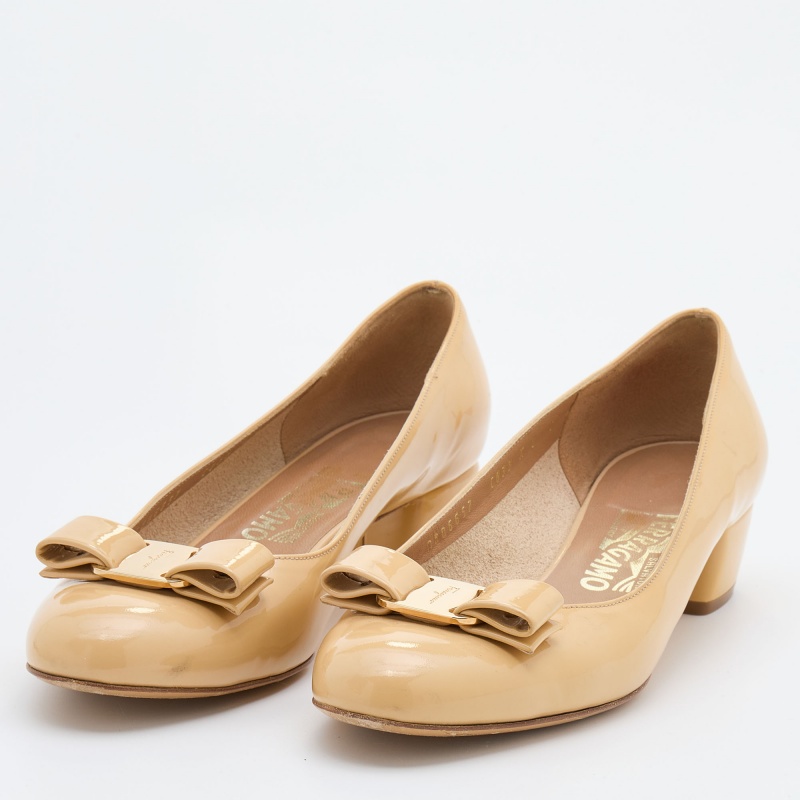 

Salvatore Ferragamo Beige Patent Leather Vara Bow Block Heel Pumps Size