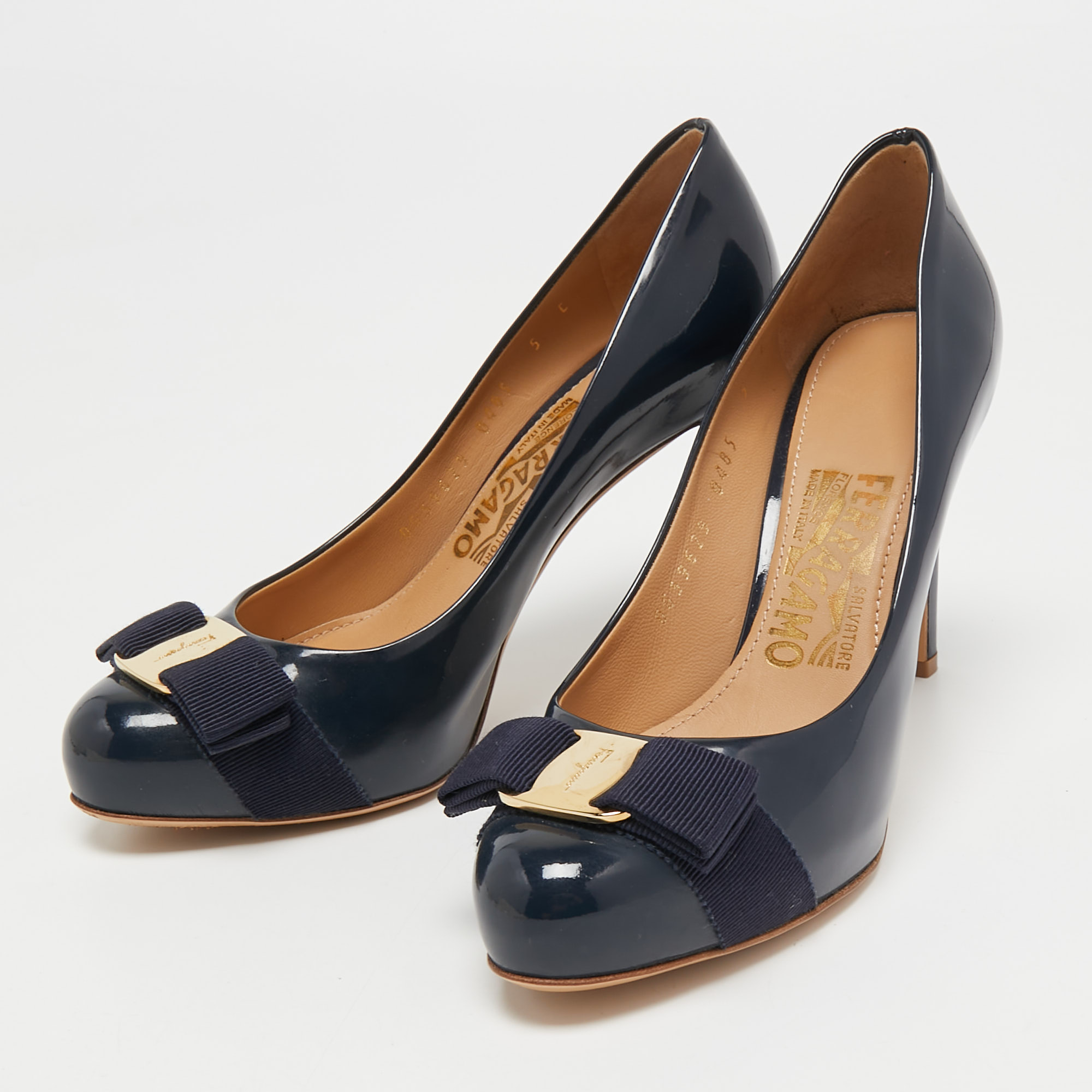 

Salvatore Ferragamo Navy Blue Patent Vara Bow Pumps Size
