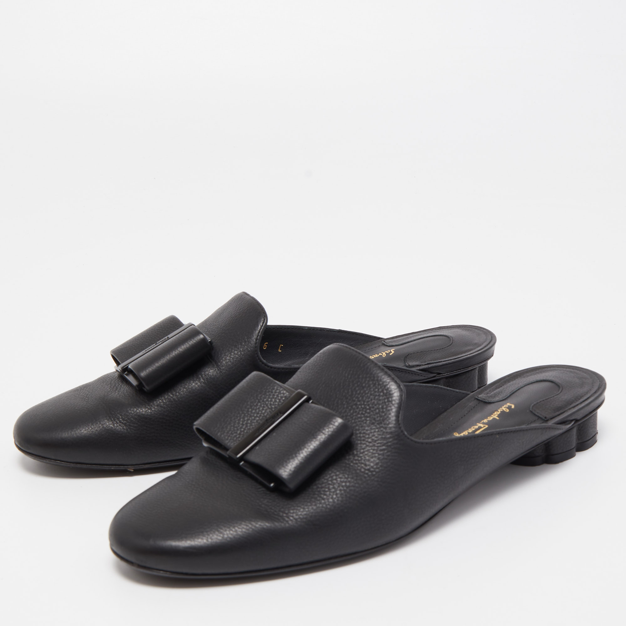 

Salvatore Ferragamo Black Leather Vara Bow Mule Slides Size