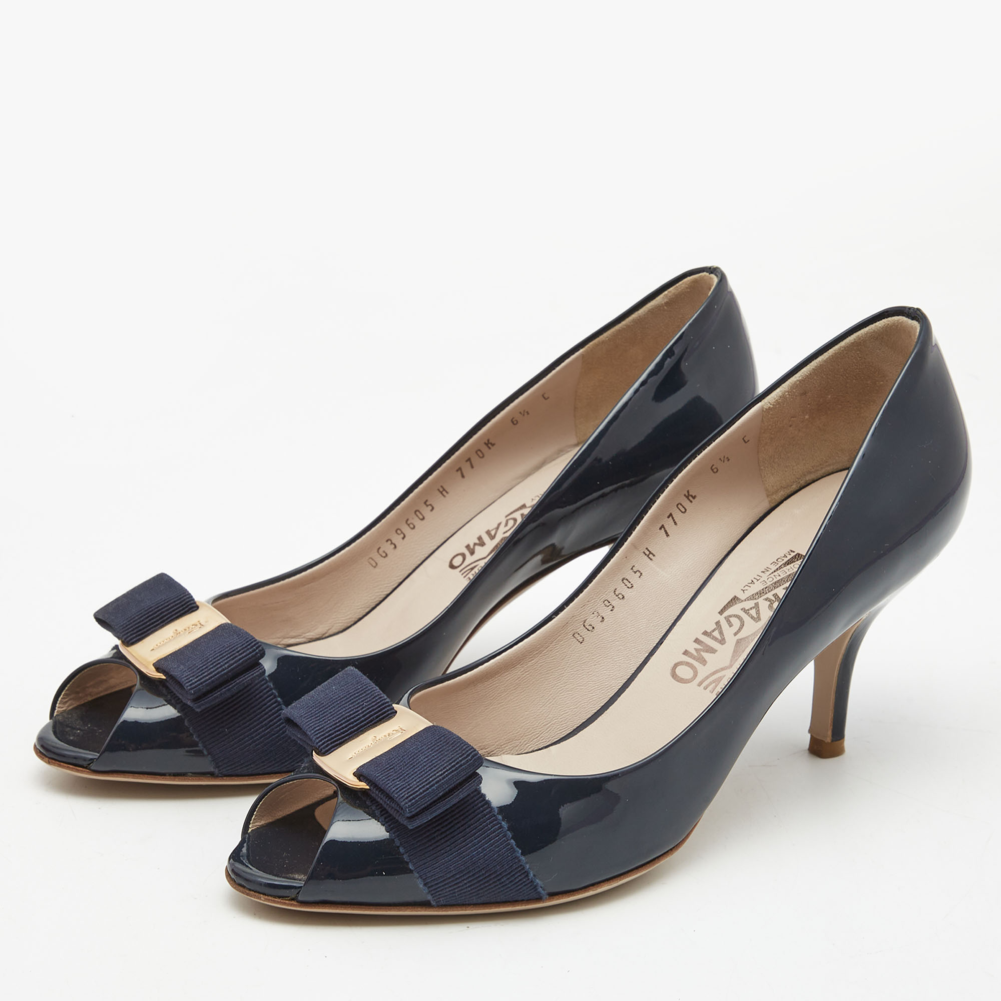

Salvatore Ferragamo Navy Blue Patent Leather Vara Bow Pumps Size