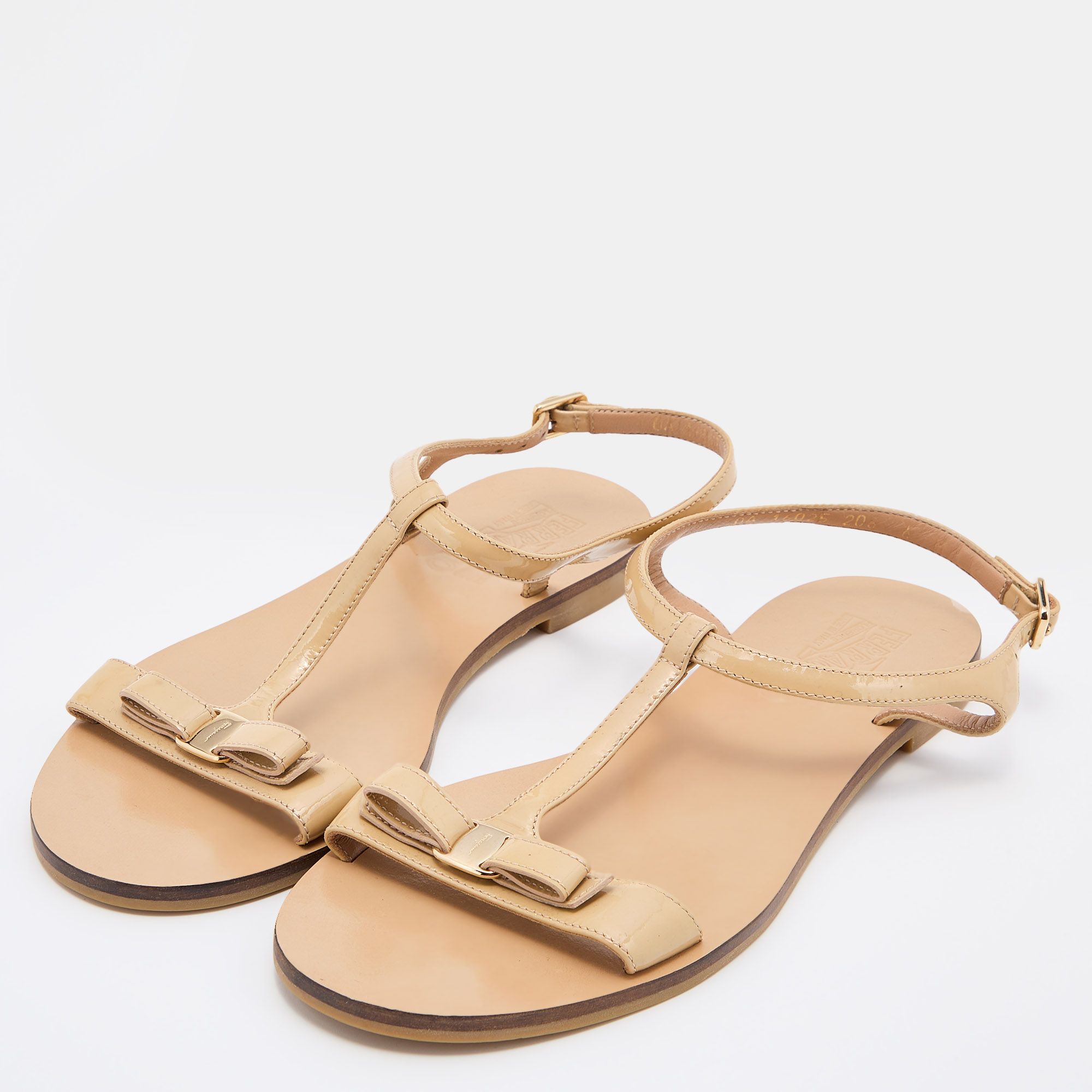 

Salvatore Ferragamo Beige Patent Leather Thong Flats Sandals Size