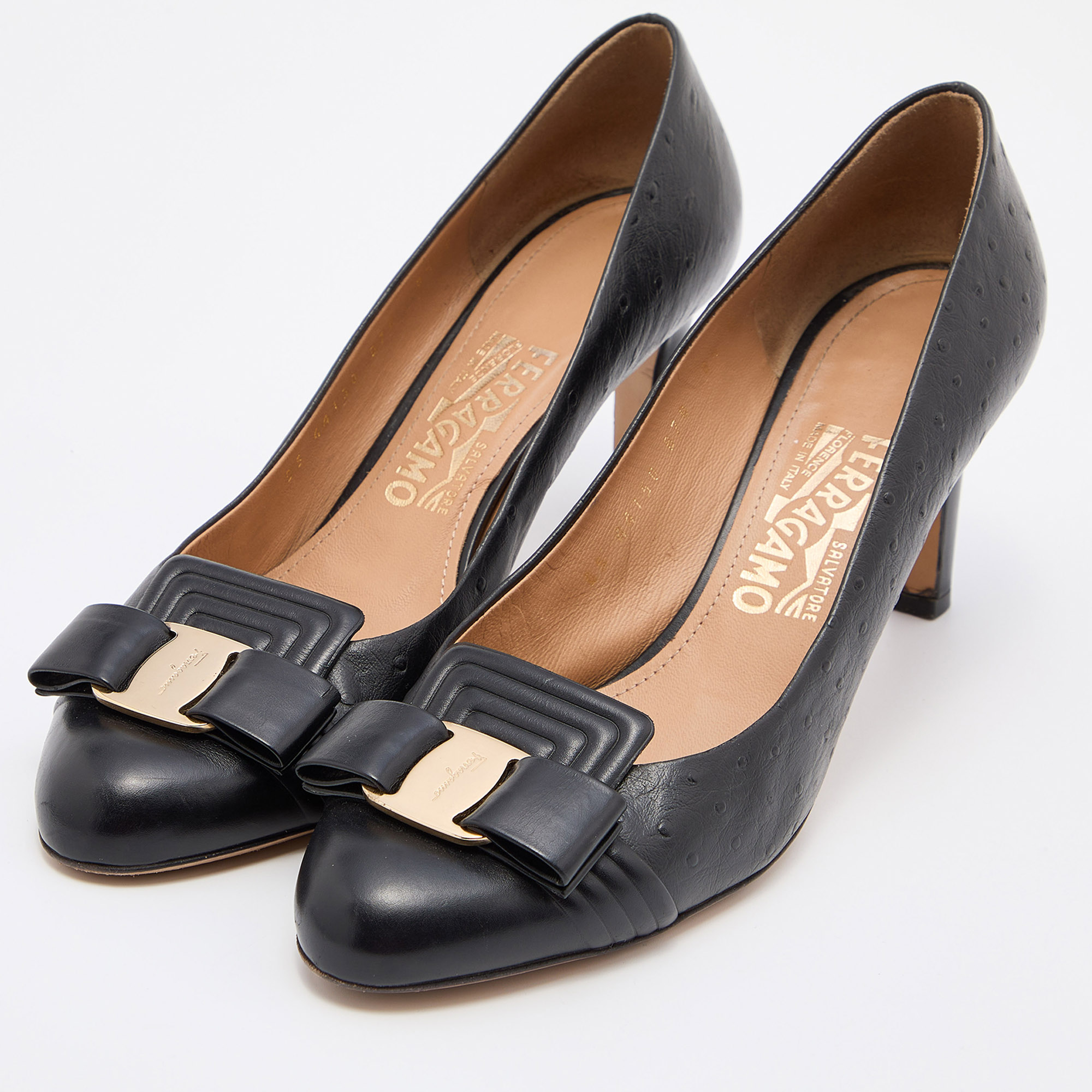 

Salvatore Ferragamo Black Leather Vara Bow Pumps Size