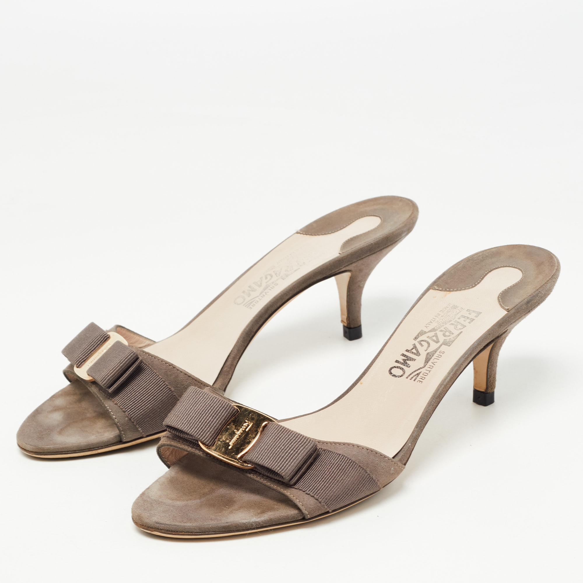 

Salvatore Ferragamo Grey Suede Vara Bow Slide Sandals Size