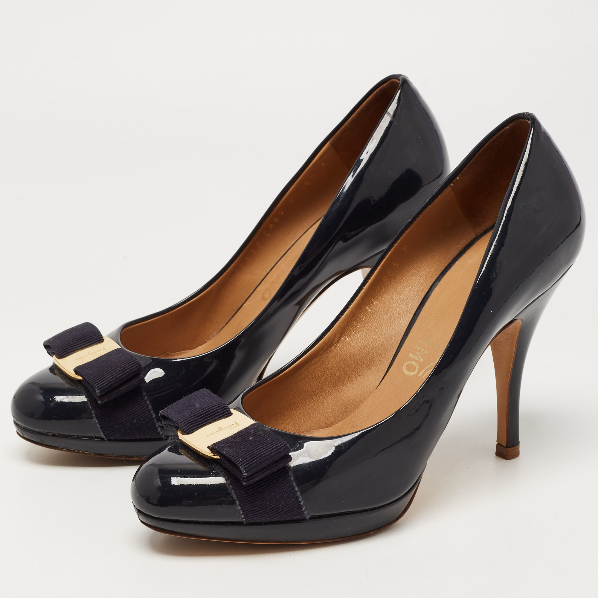 

Salvatore Ferragamo Navy Blue Patent Leather Vara Bow Pumps Size