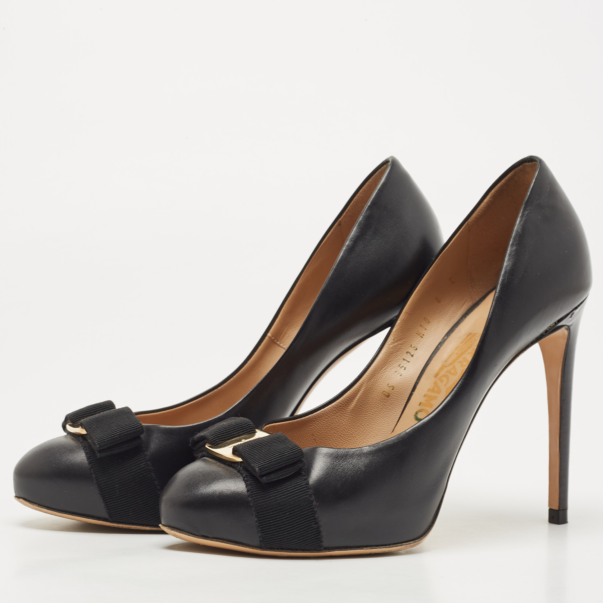 

Salvatore Ferragamo Black Leather Vara Bow Pumps Size