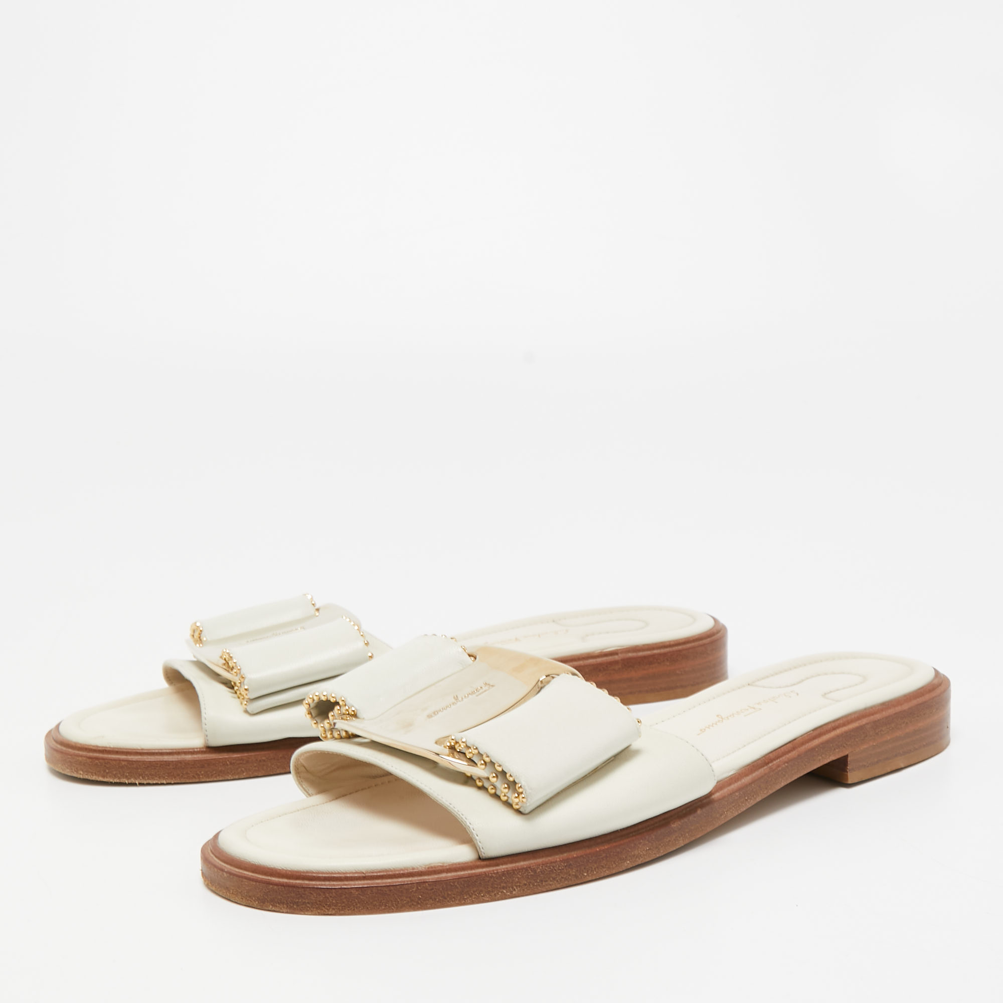 

Salvatore Ferragamo White Leather Vara Bow Flat Slides Size