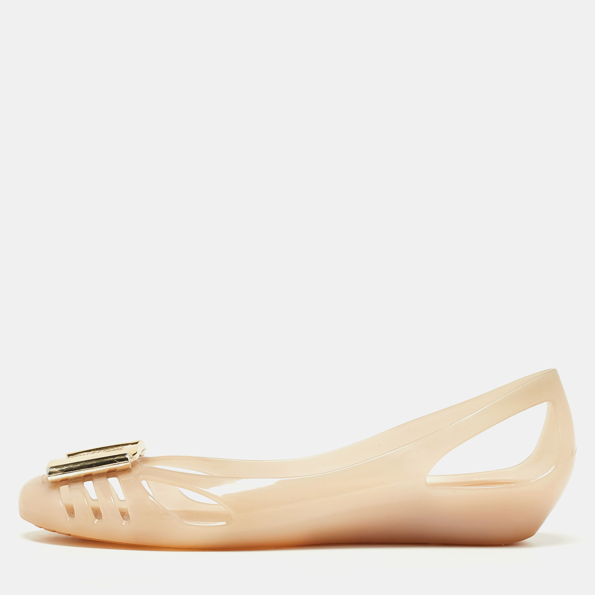 These Bermuda flats from Salvatore Ferragamo are simply elegant and luxe. Crafted from beige PVC they flaunt metal logo plaques and cutout detailing. The pair is complete with low wedge heels and comfortable insoles.