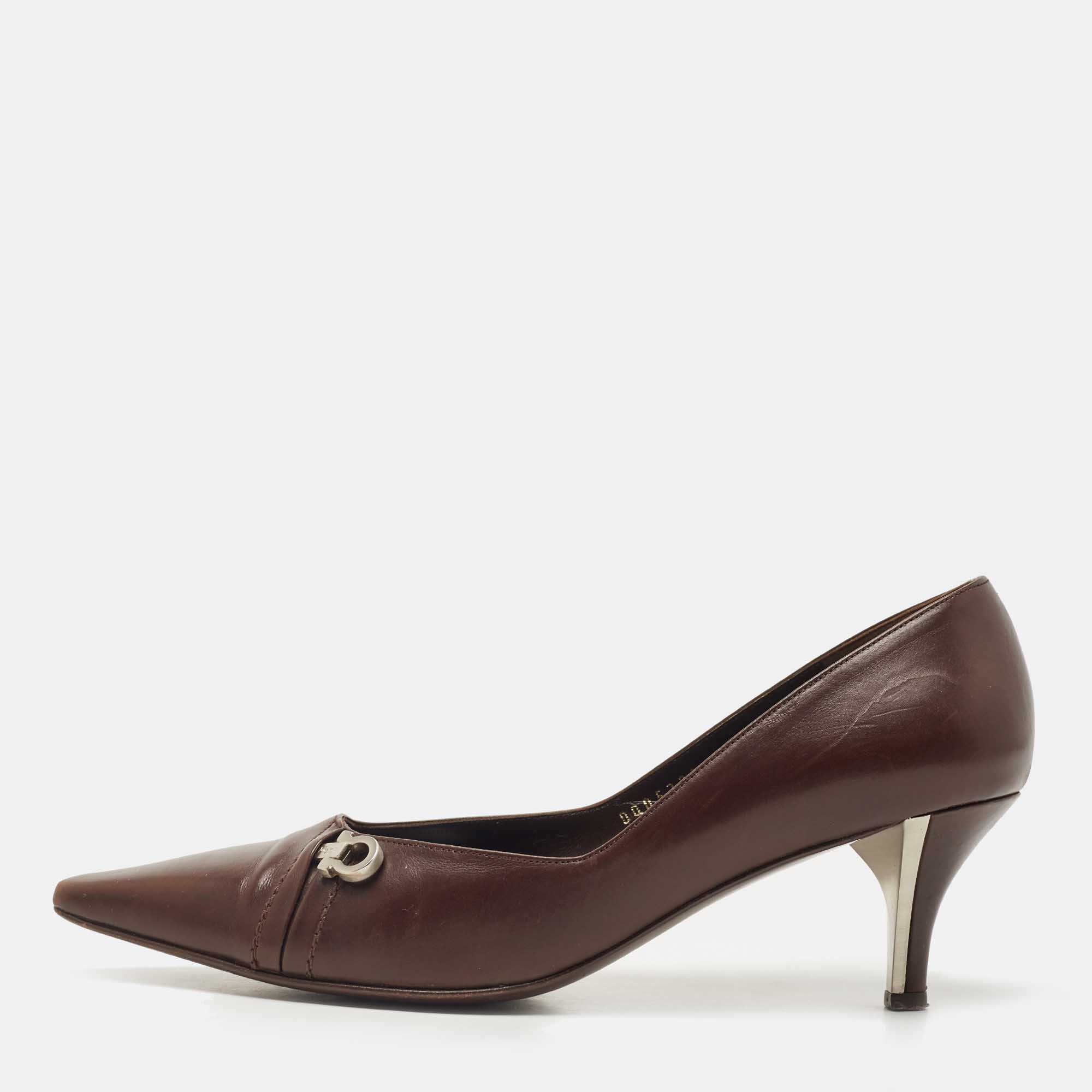 Crafted in leather this pair od Salvatore Ferragamo pumps is detailed with the Gancio buckle on the fronts polished in silver tone hardware and feature finely drawn stitching. This pair comes with leather lined insoles that carry brand labeling and are elevated on 6.5cm heels. Structured with a notable sense of casual outings or professional meets.