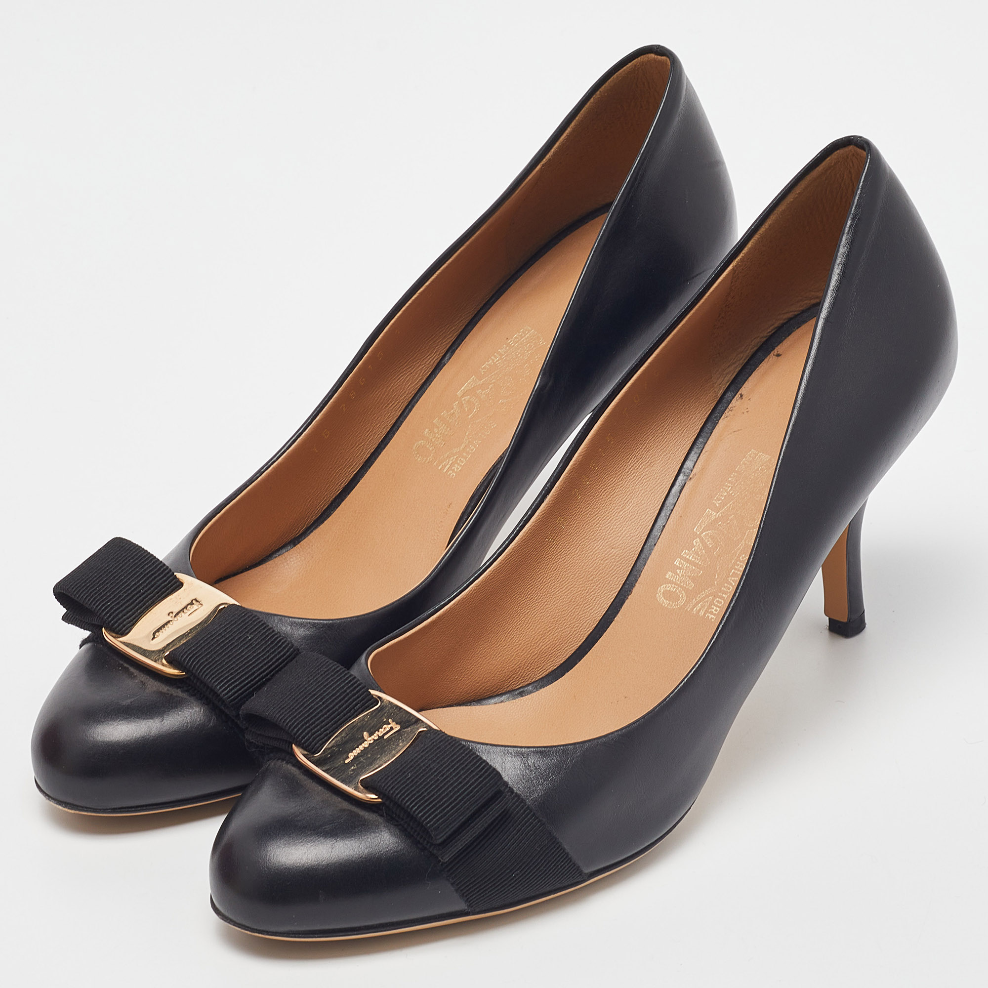 

Salvatore Ferragamo Black Leather Vara Bow Pumps Size