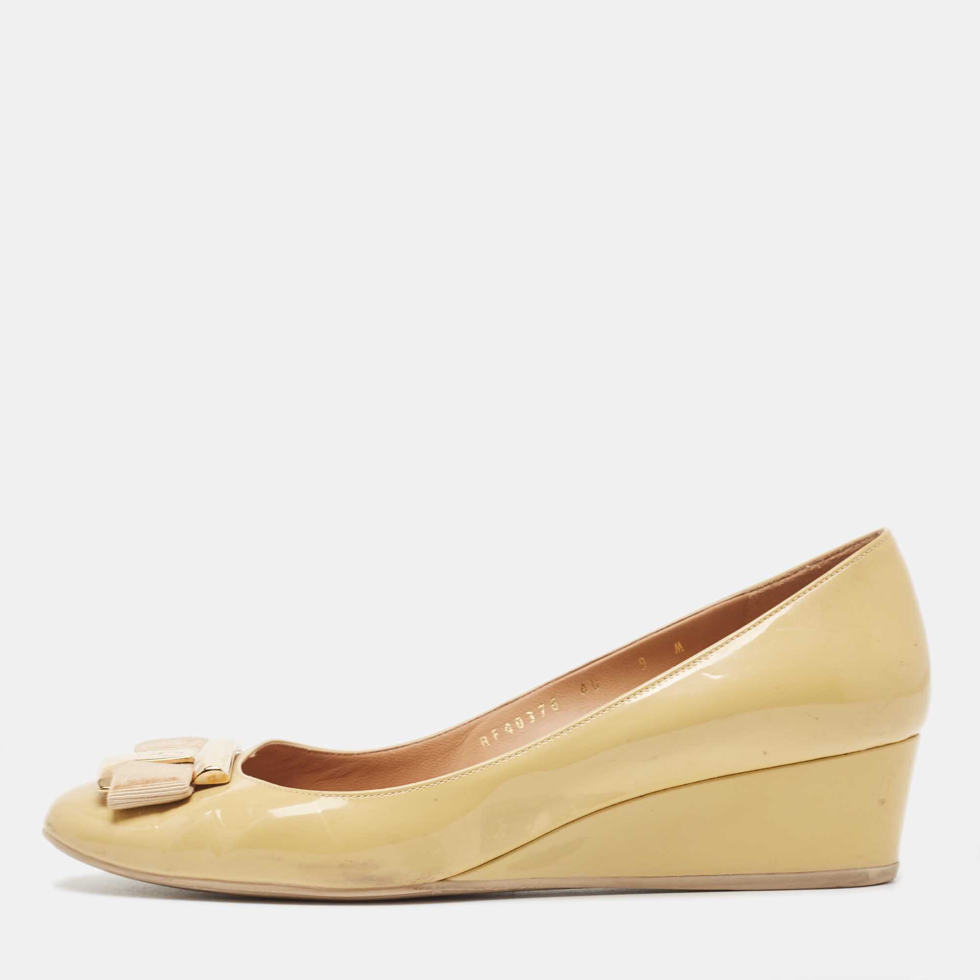 Pre-owned Ferragamo Beige Patent Leather Vara Bow Wedge Pumps Size 39.5