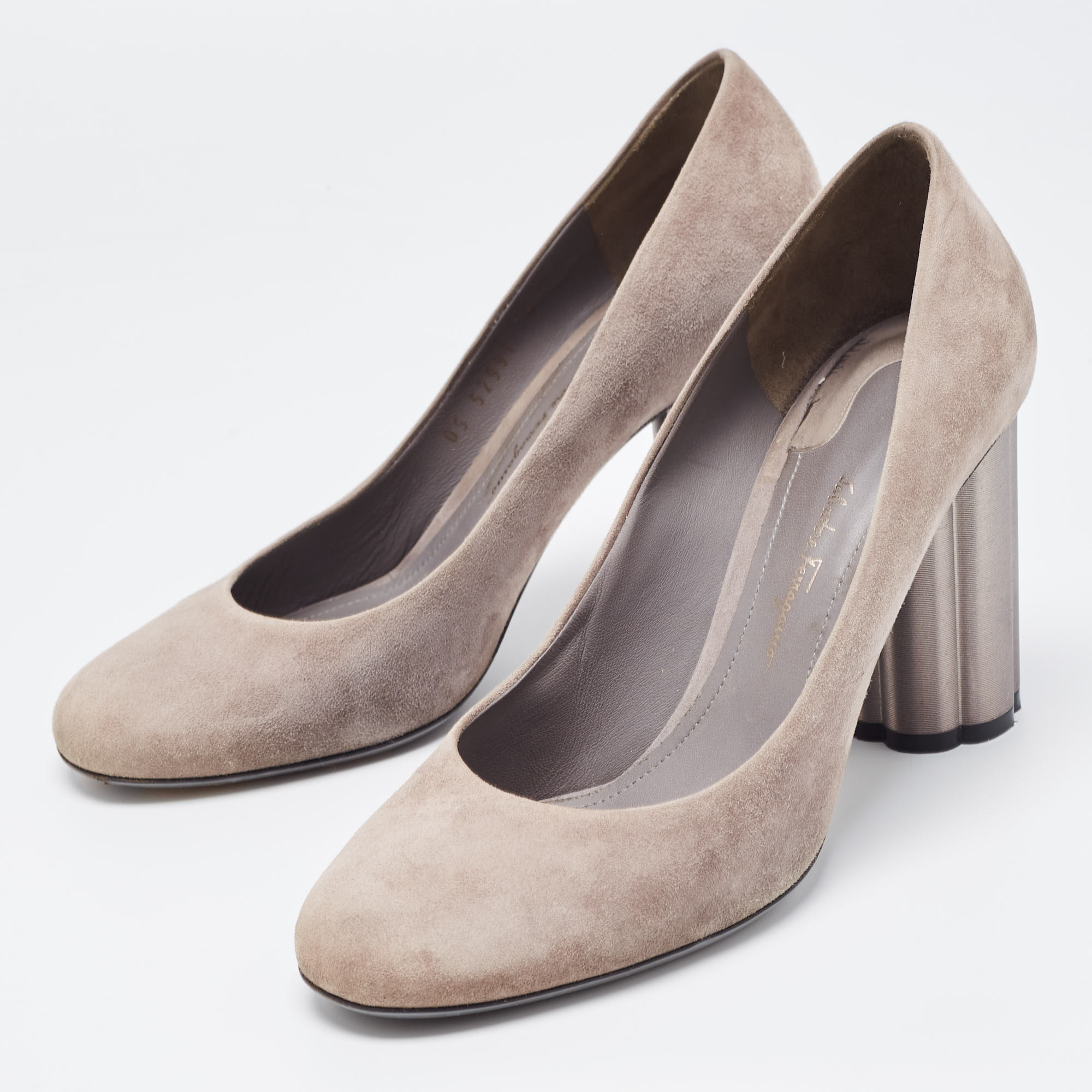 

Salvatore Ferragamo Grey Suede Lucca Pumps Size