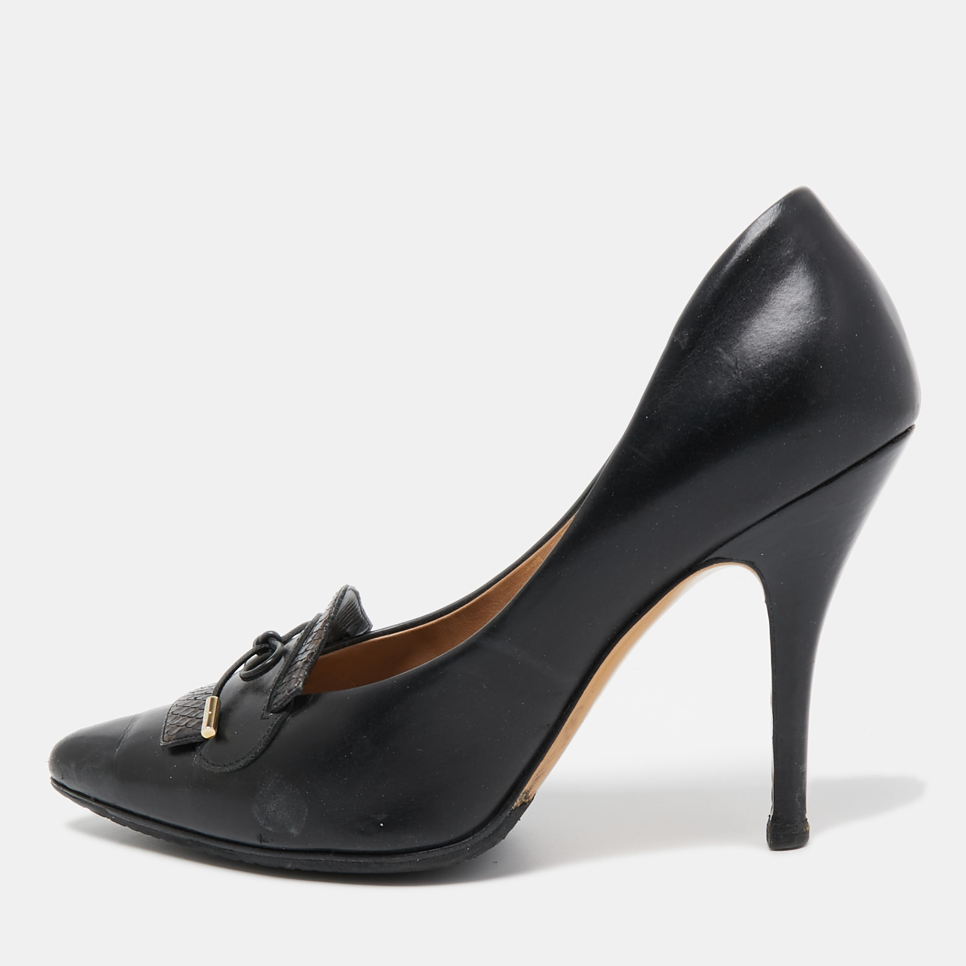 Cut into a timeless silhouette this pair of pumps is simple yet classy. With a classy shade it flaunts durable soles and comfortable footbeds.