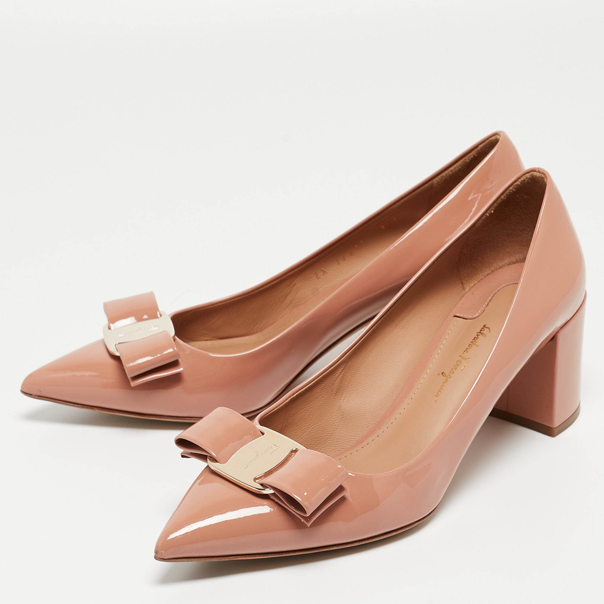 

Salvatore Ferragamo Beige Patent Leather Vara Bow Pumps Size