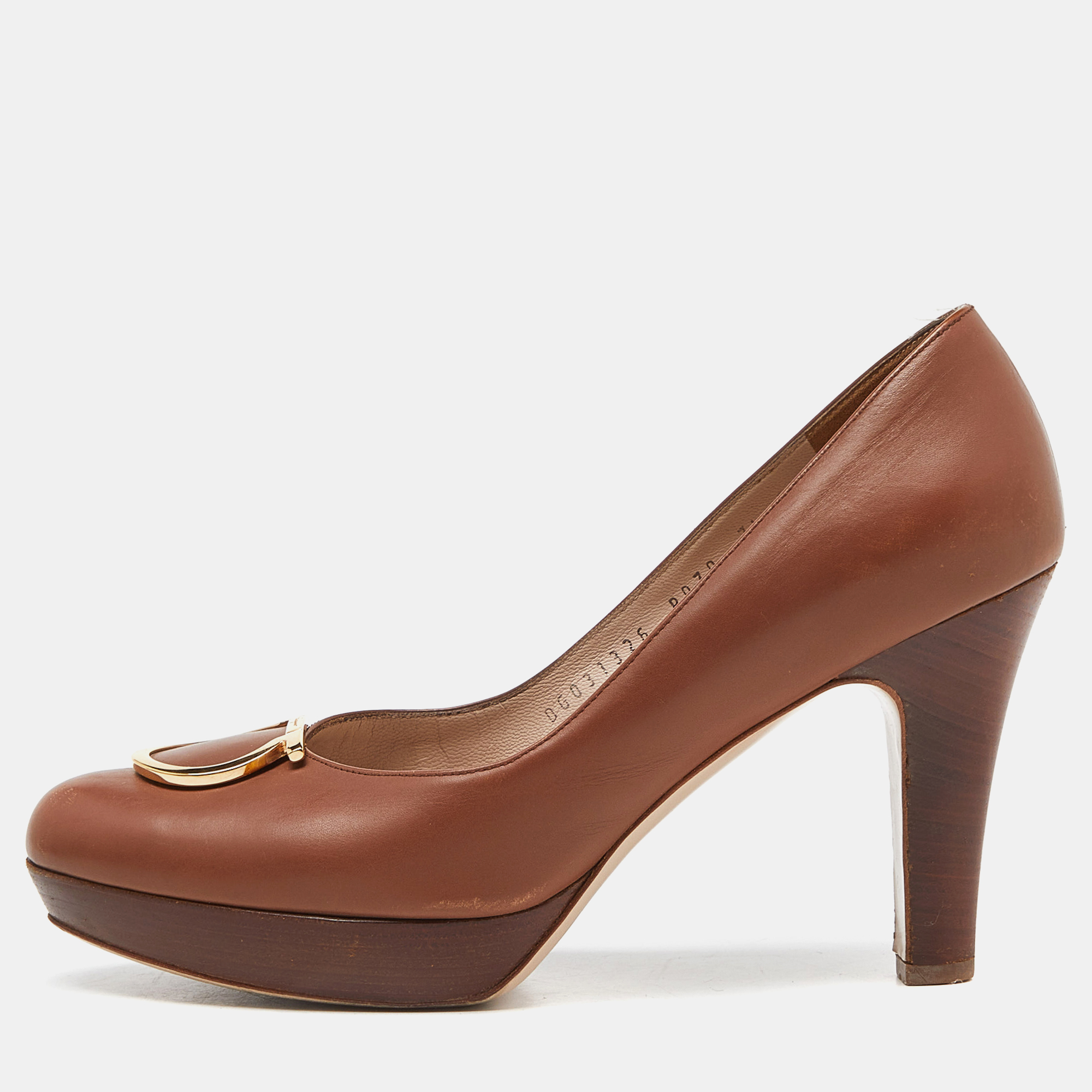The branded buckle detailing on the toes offers this pair of Salvatore Ferragamo pumps a stylish twist. Constructed from leather its brown upper is perched on 10cm heels and these shoes are minimally designed with gold tone hardware.