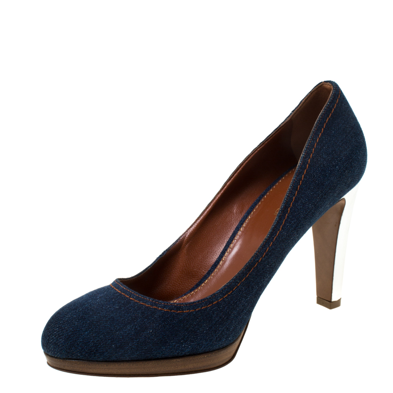Flaunt a simplistic yet elegant look with this pair of denim fabric pumps. Add a feminine touch to your outfit with this pair of Sergio Rossi pumps that feature round toes leather insoles and 9.5 cm heels.