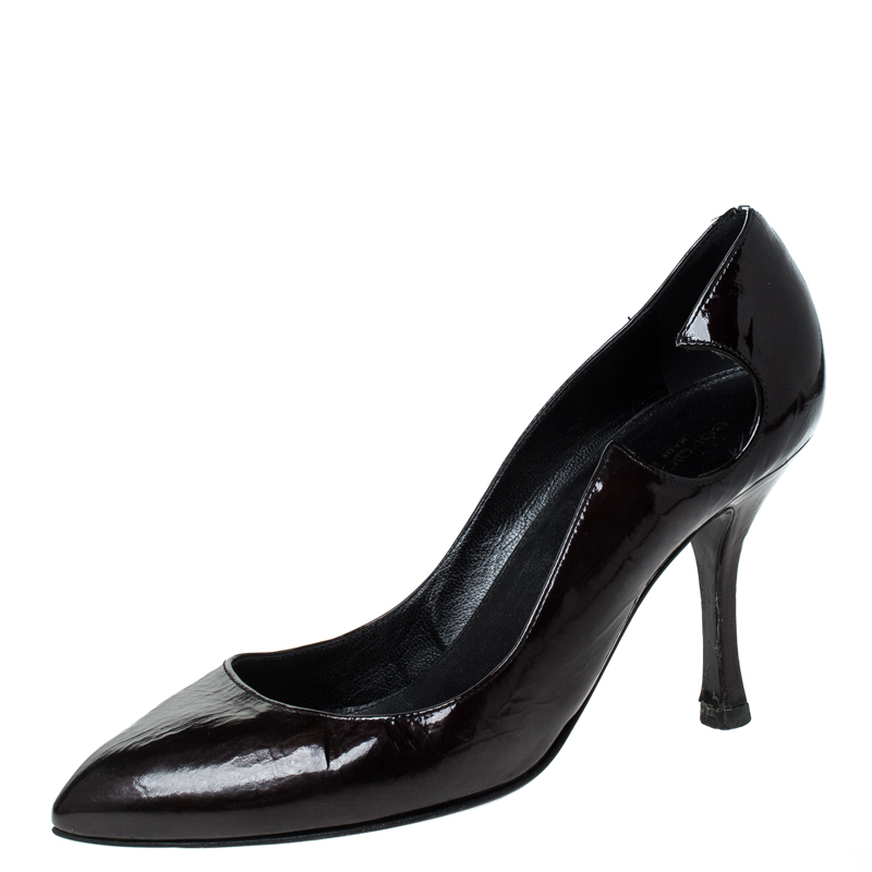 These black pumps from Sergio Rossi are sure to be an amazing addition to your collection They are crafted from patent leather and feature pointed toes comfortable leather lined insoles 9cm heels and interesting cutouts on the sides. Pair them with pencil skirts or chic jumpsuits for your special outings.