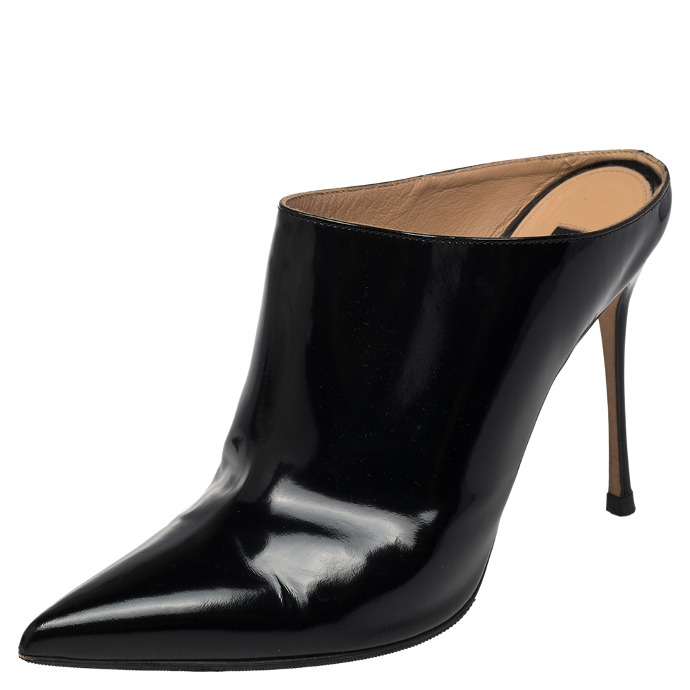 Treat your feet to the best of things by choosing these stunning mules from Sergio Rossi They are crafted from glazed leather and come in a lovely shade of black. They are designed with pointed toes and 11 cm heels. They are finished with durable leather soles.