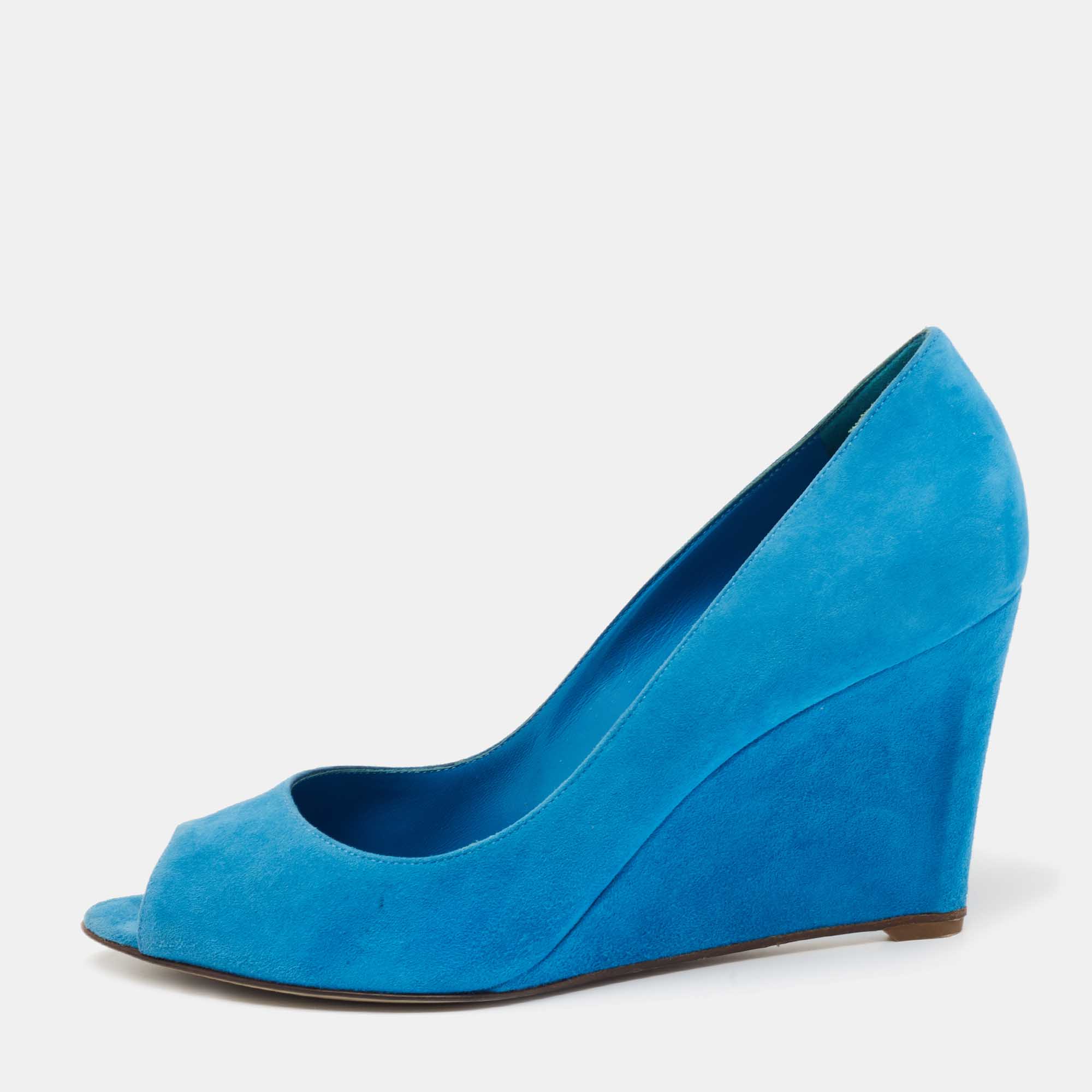 These Sergio Rossi pumps are elegant feminine and easy to style. Made from soft suede they flaunt an appealing shade of blue and covetable peep toes. The pair is complete with 9 cm wedge heels for the right amount of elevation.