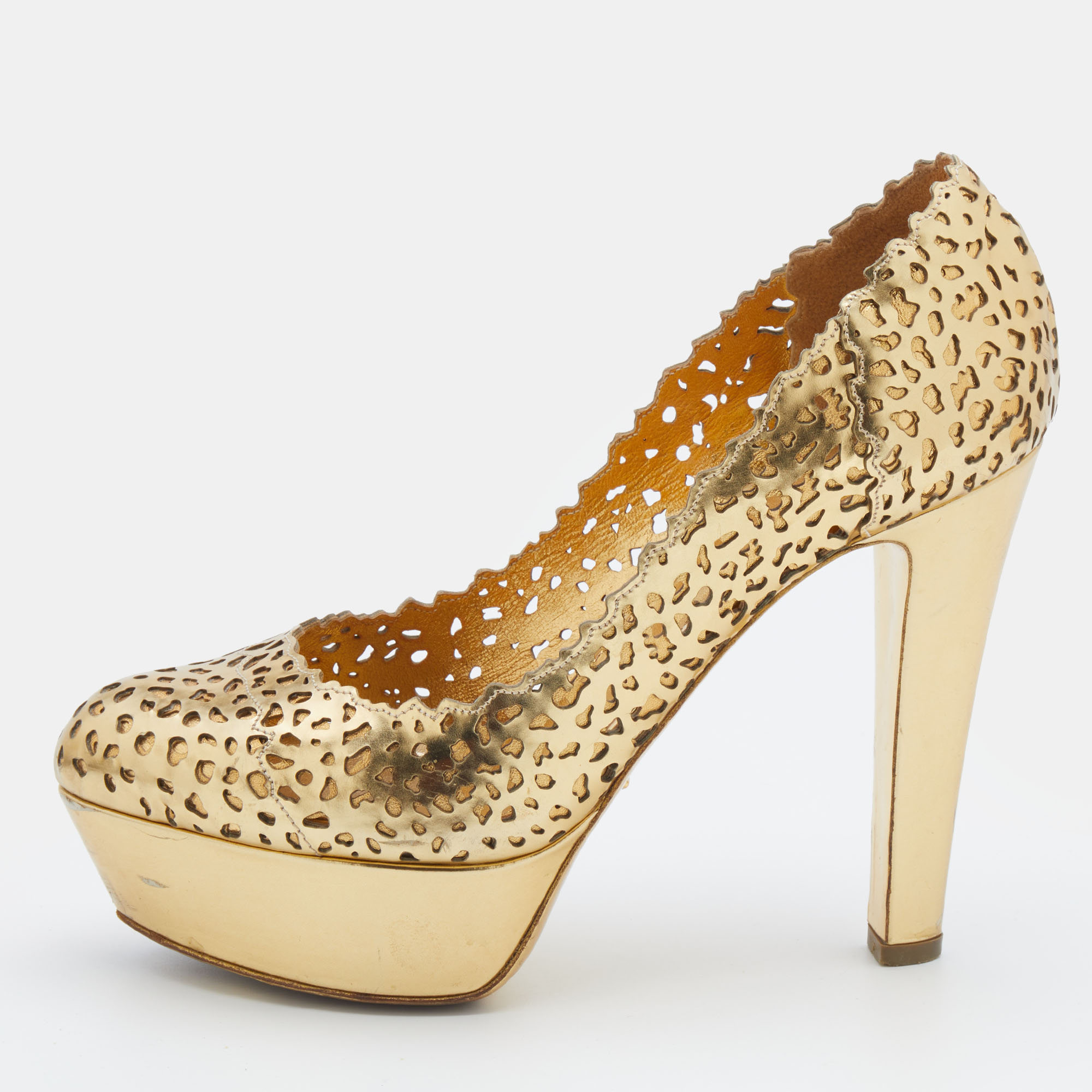 Adorned with intricate laser cuts this pair of Sergio Rossi pumps perfectly pairs fashion and function. It is crafted from leather in a metallic gold shade and it makes for a delightful creation. The 12cm heels and platforms of this pair will lend you stylish steps.
