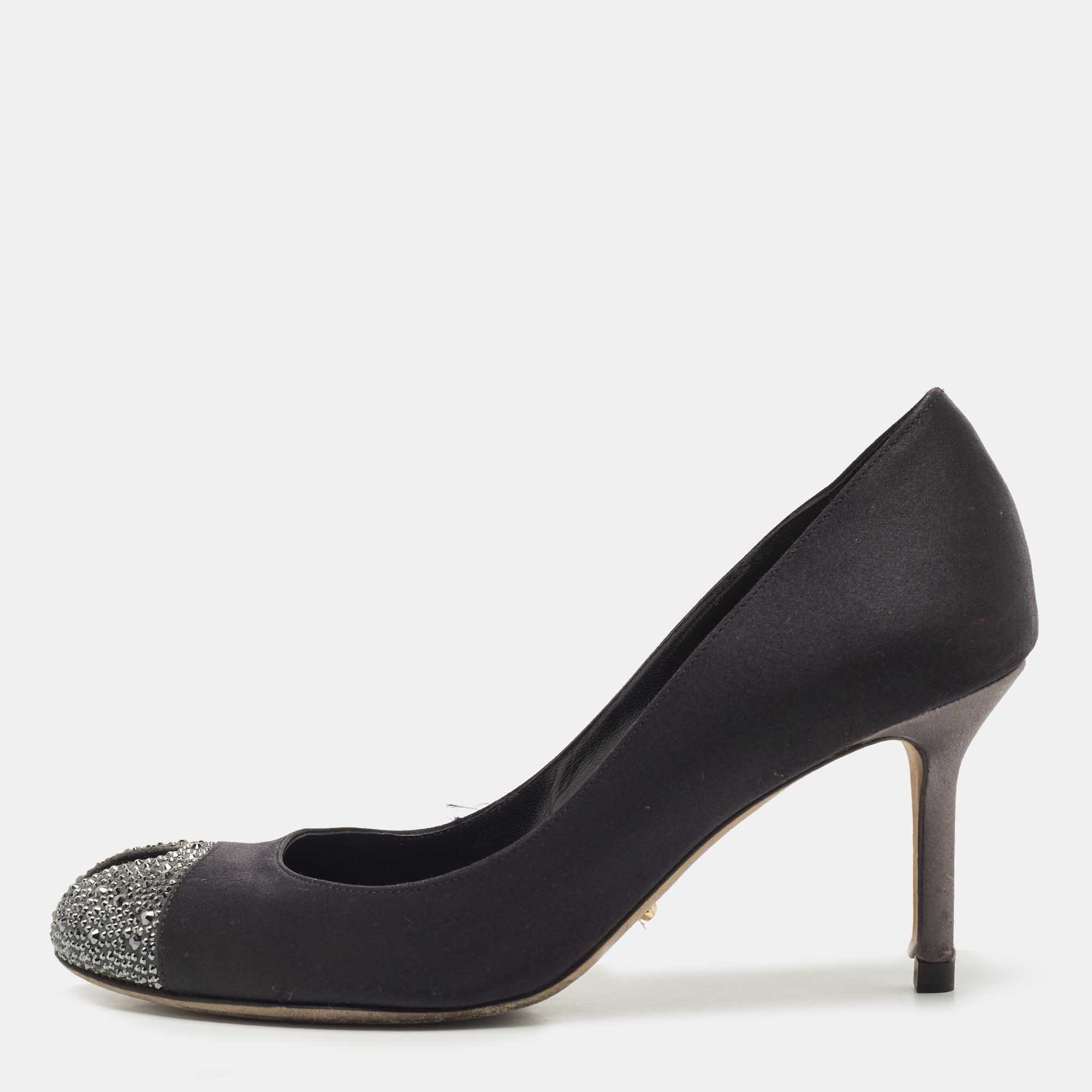 Project an elegant take in a comfortable manner with these timeless pumps by Sergio Rossi. Crafted in Italy from satin in a black shade they feature peep toes and 8cm heels.