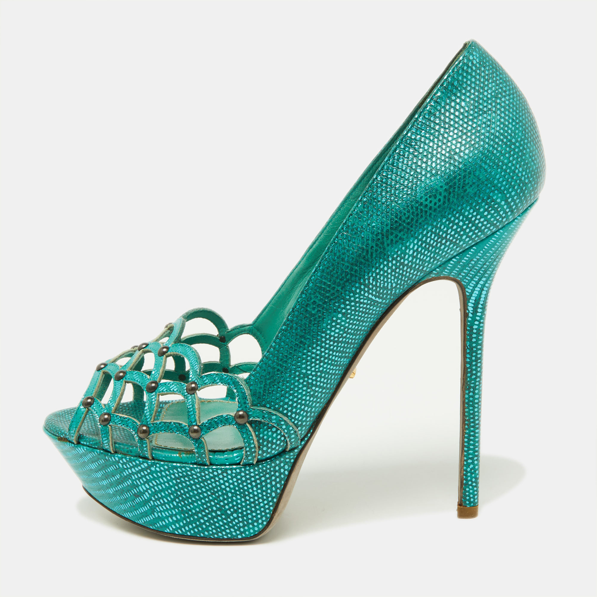 Adorned with intricate laser cuts this pair of Sergio Rossi pumps perfectly pairs fashion and function. It is crafted from leather in a green shade and it makes for a delightful creation. The 14cm heels and platforms of this pair will lend you stylish steps.