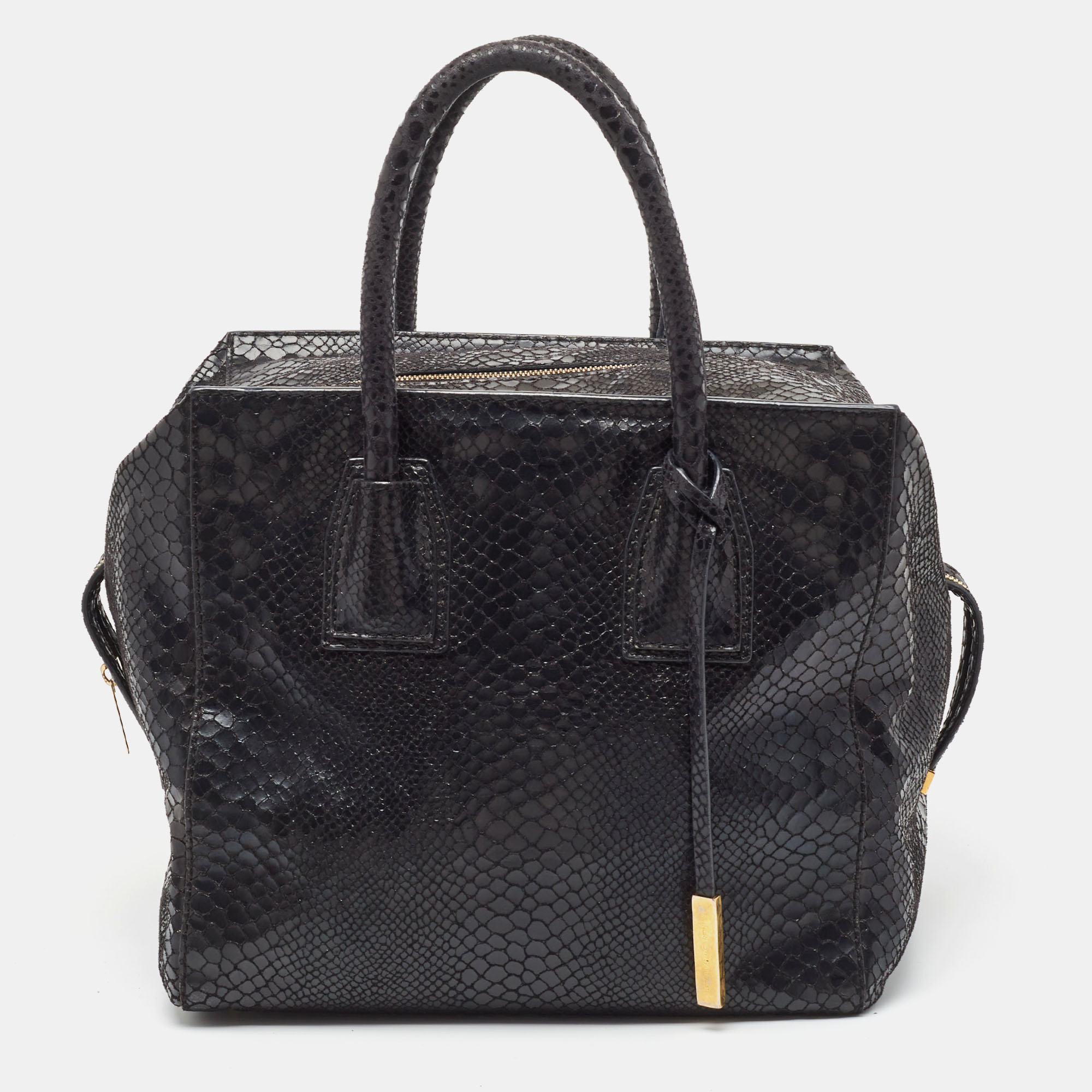 Made from black faux snakeskin embossed leather and a faux suede interior this bag can effortlessly be fashioned with both off duty and formal looks. The excellent craftsmanship of this Stella Mc Cartney piece ensures a fine finish and a rich appeal.