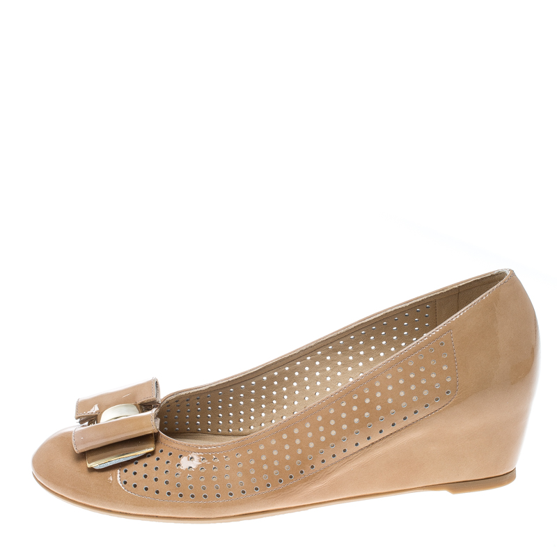 

Stuart Weitzman Beige Patent Leather The Belle Perforated Detail Ballet Pumps Size