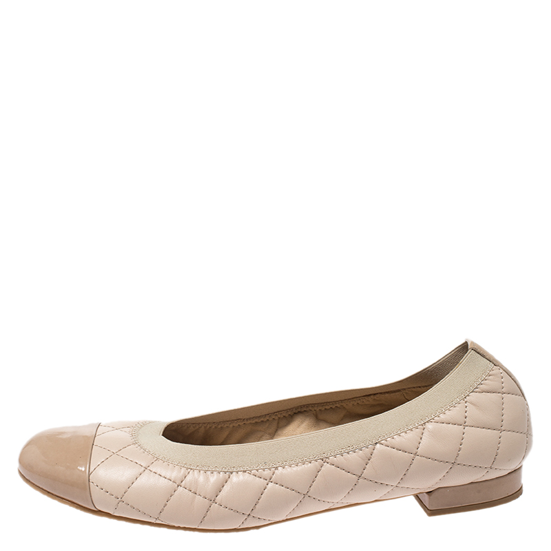 

Stuart Weitzman Beige Quilted Leather And Patent Cap Toe Scrunch Ballet Flat Size