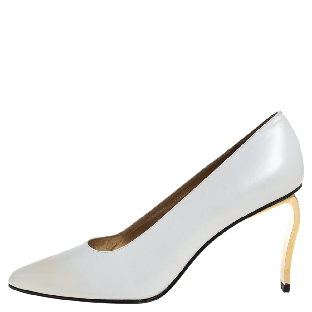 

Stuart Weitzman White Leather Vintage Bella Pumps Size