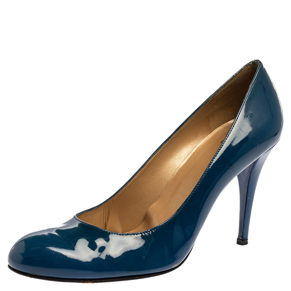 Designed with minimal aesthetics these Stuart Weitzman pumps will help you outline a distinctive look. They are crafted from blue patent leather and feature round toes. Let them lift you up gracefully with their 10 cm heels and make your feet happy with comfortable leather lined insoles.