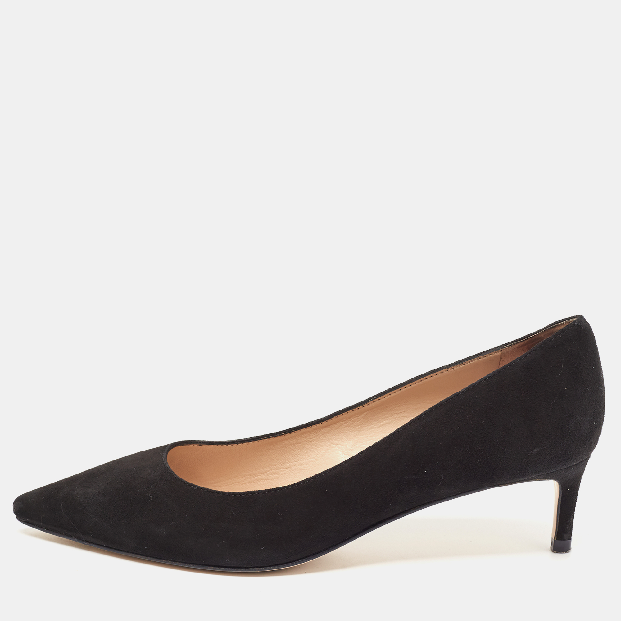 Wonderfully crafted shoes added with notable elements to fit well and pair perfectly with all your plans. Make these Stuart Weitzman black pumps yours today