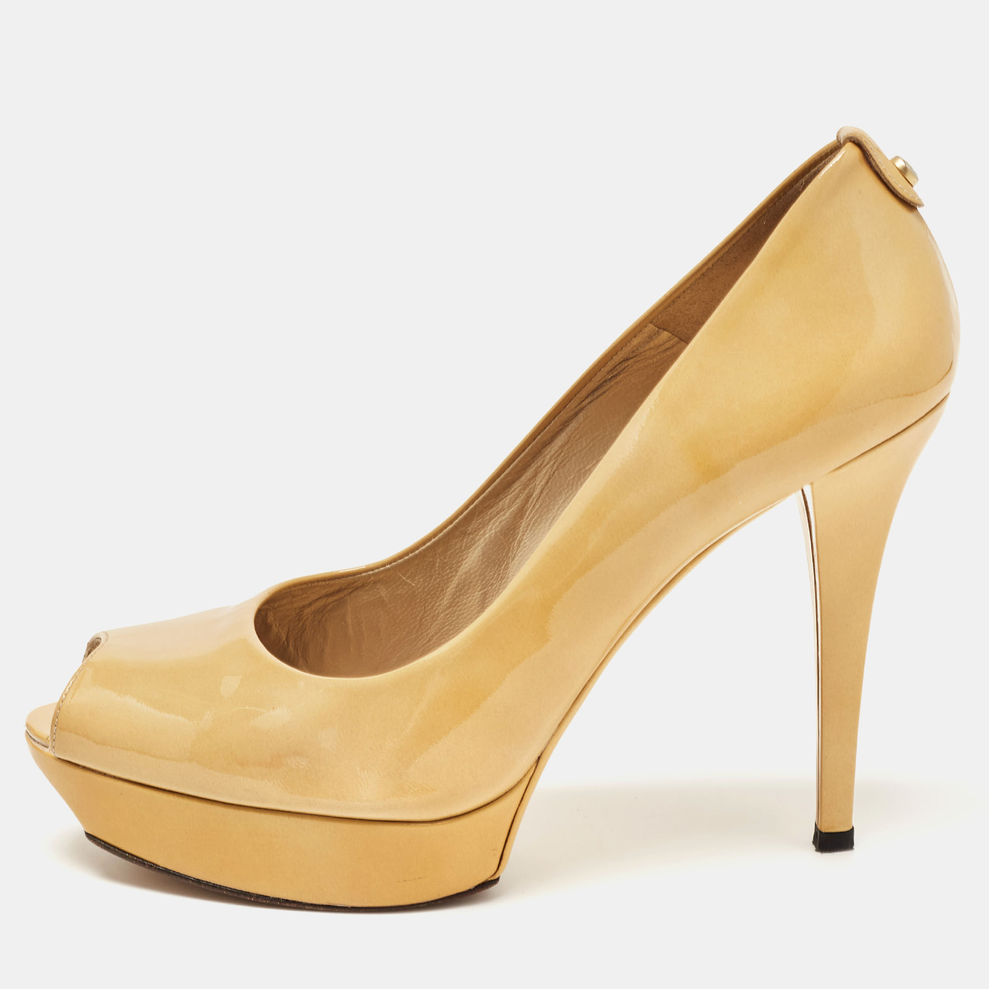 Wonderfully crafted shoes added with notable elements to fit well and pair perfectly with all your plans. Make these Stuart Weitzman yellow pumps yours today