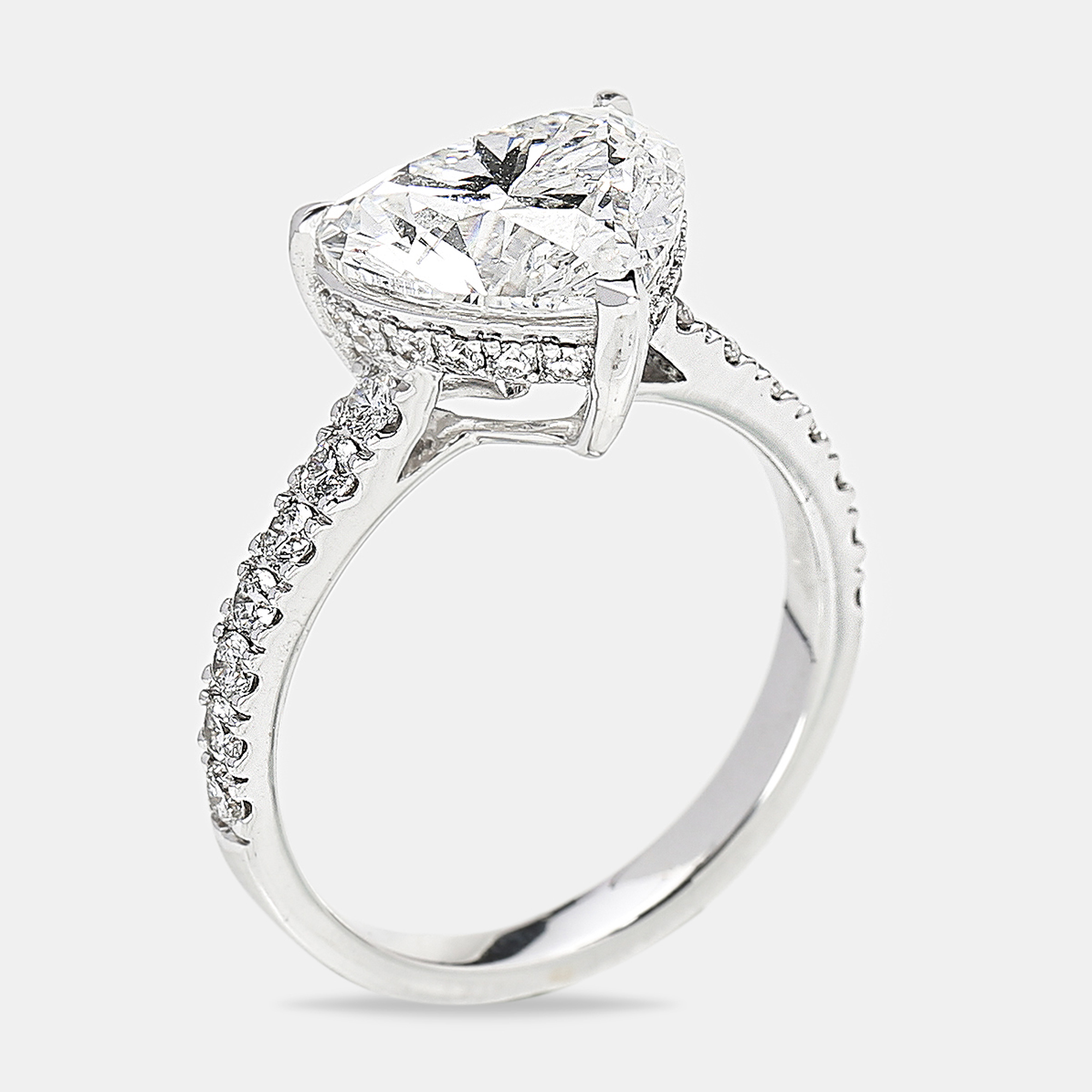 

3.80 cts 18k White Gold Heart Brilliant Round Brilliant Lab Grown Diamonds Ring Size