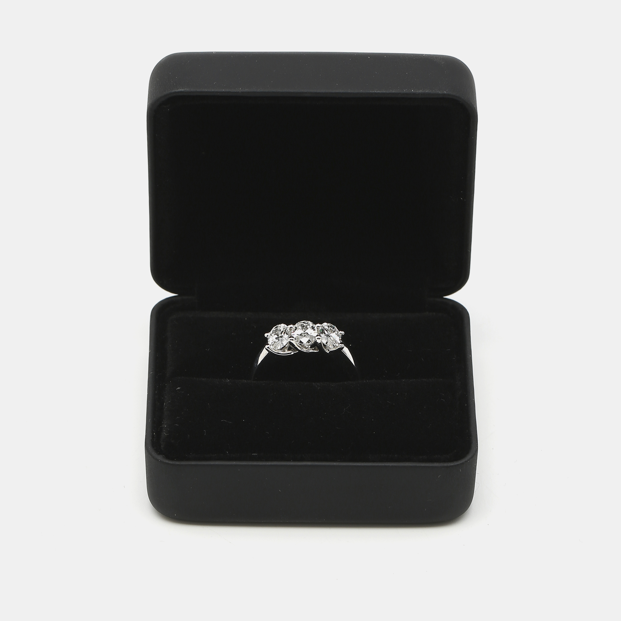 18k White Gold Oval Brilliant Lab Grown Diamonds Ring (Approx 1.75 cts) 