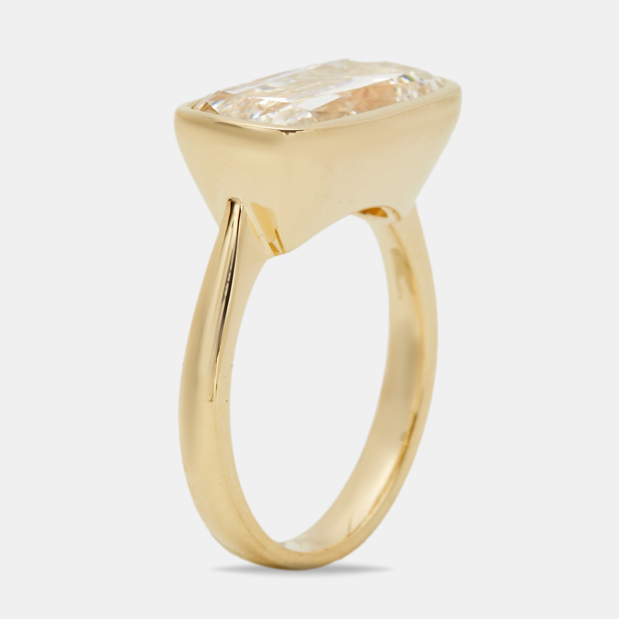 

5.30 cts Elongated Cushion 18k Yellow Gold Ring Size