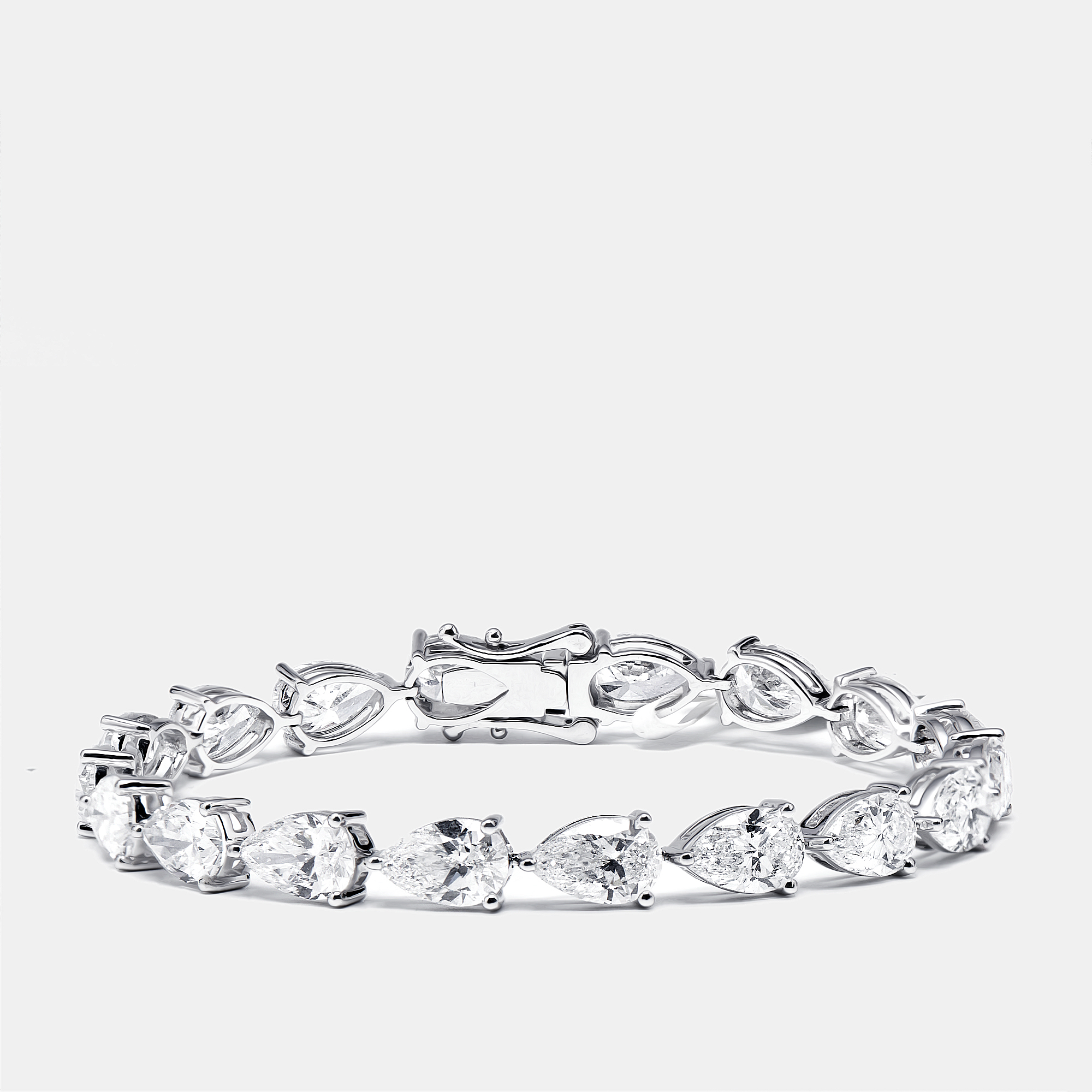 Click to view more detailed imagery on our partner's website Pre-owned The Diamond Edit 18 Cts Pear Brilliant Lab Grown Diamonds 18k White Gold Bracelet