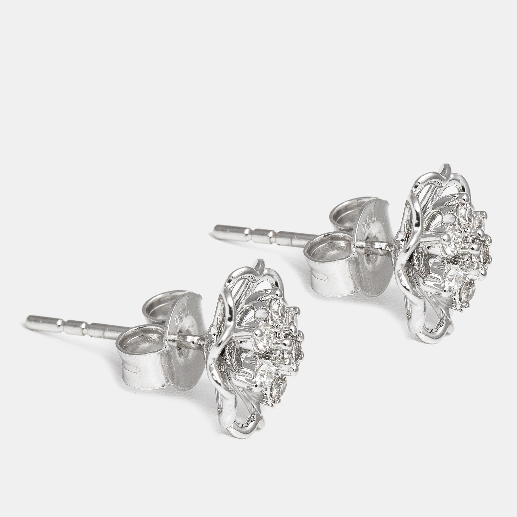 

18k White Gold Earring