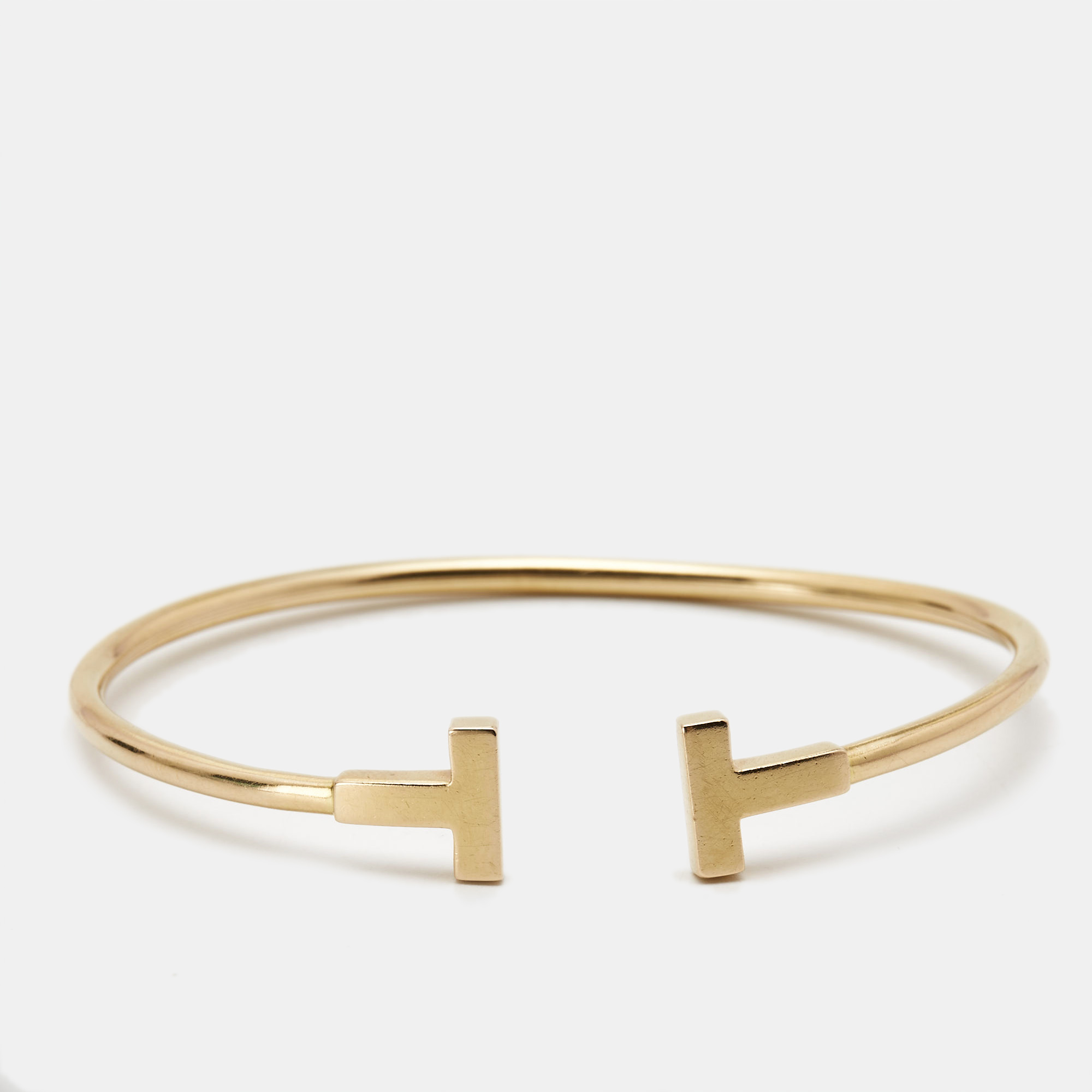 Tiffany and Co. brings this fabulous bracelet rendered in an elegant silhouette for the woman who is ready to ace every accessory game. It is sure to catch an eye and make your heart skip a beat. Flaunt it with your all looks from formal to casual.