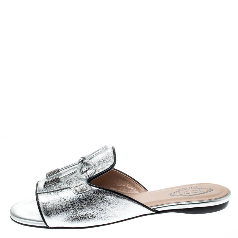 مملوكة مسبقًا حذاء سلايدز تودز فلات مقدمة مفتوحة فيونكة زخرفة كريستال جلد منقوش فضي ميتالك إصدار محدود مقاس 37