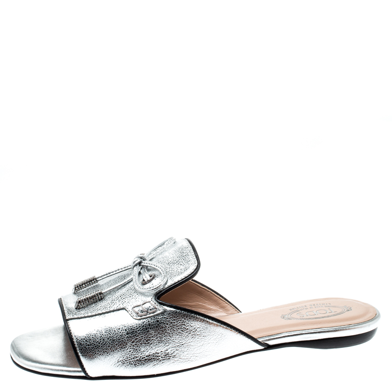 

Tod's Limited Edition Metallic Silver Textured Leather Crystal Embellished Bow Peep Toe Flat Slides Size