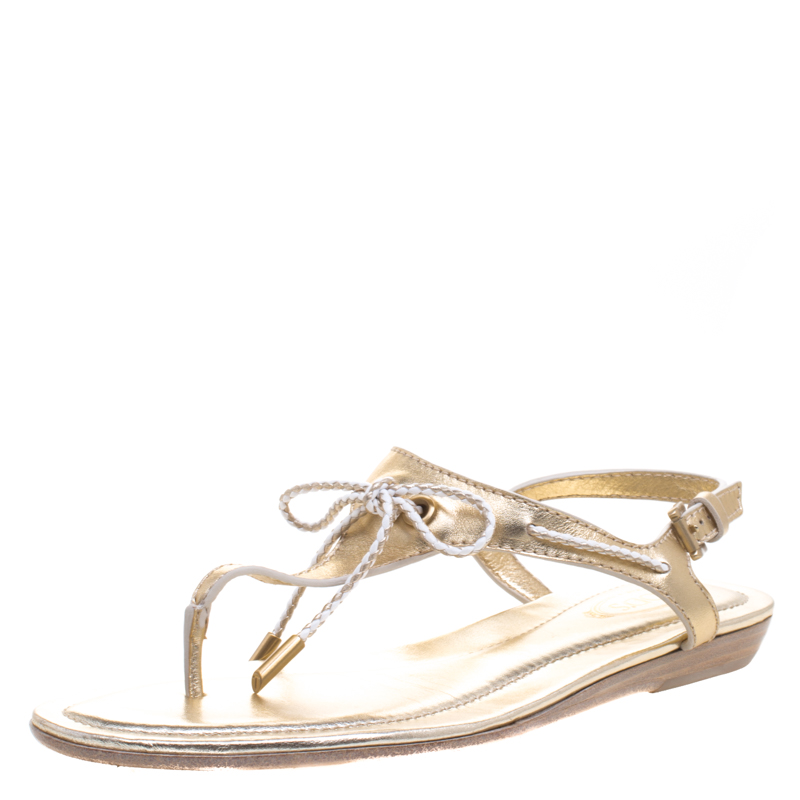 مملوكة مسبقًا صندل تودز فلات بإصبع جلد ميتالك ذهبي مقاس 38
